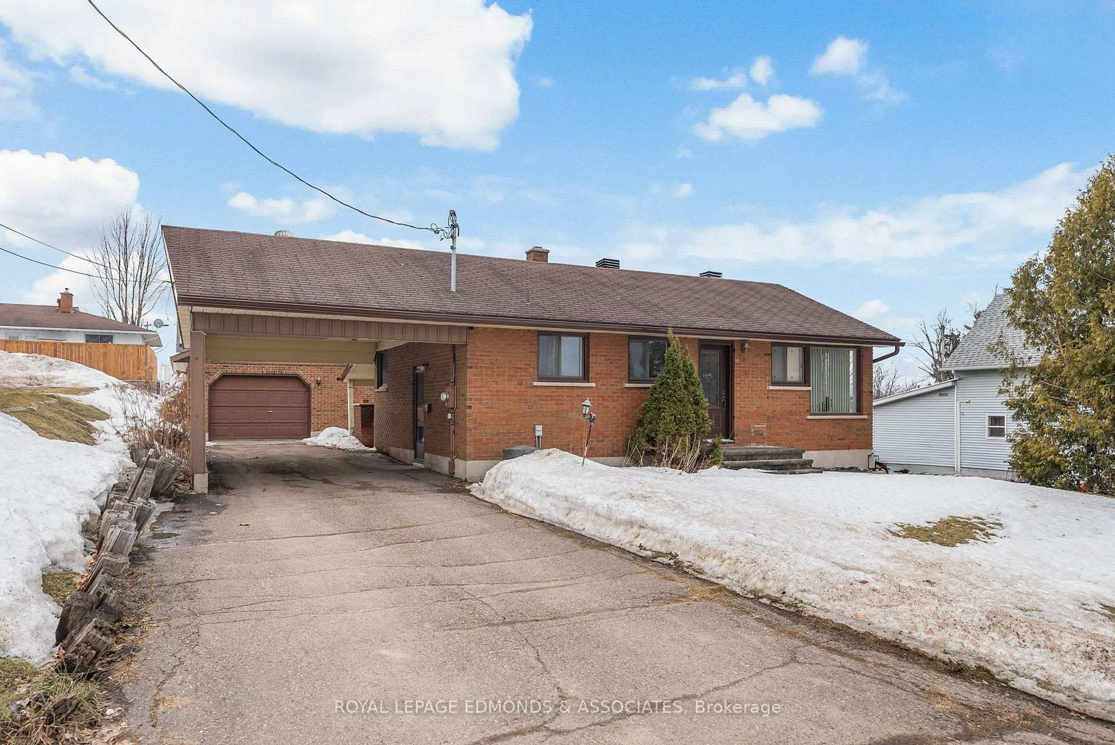 Unknown for 90 Deacon St, Pembroke Ontario K8A 2J4