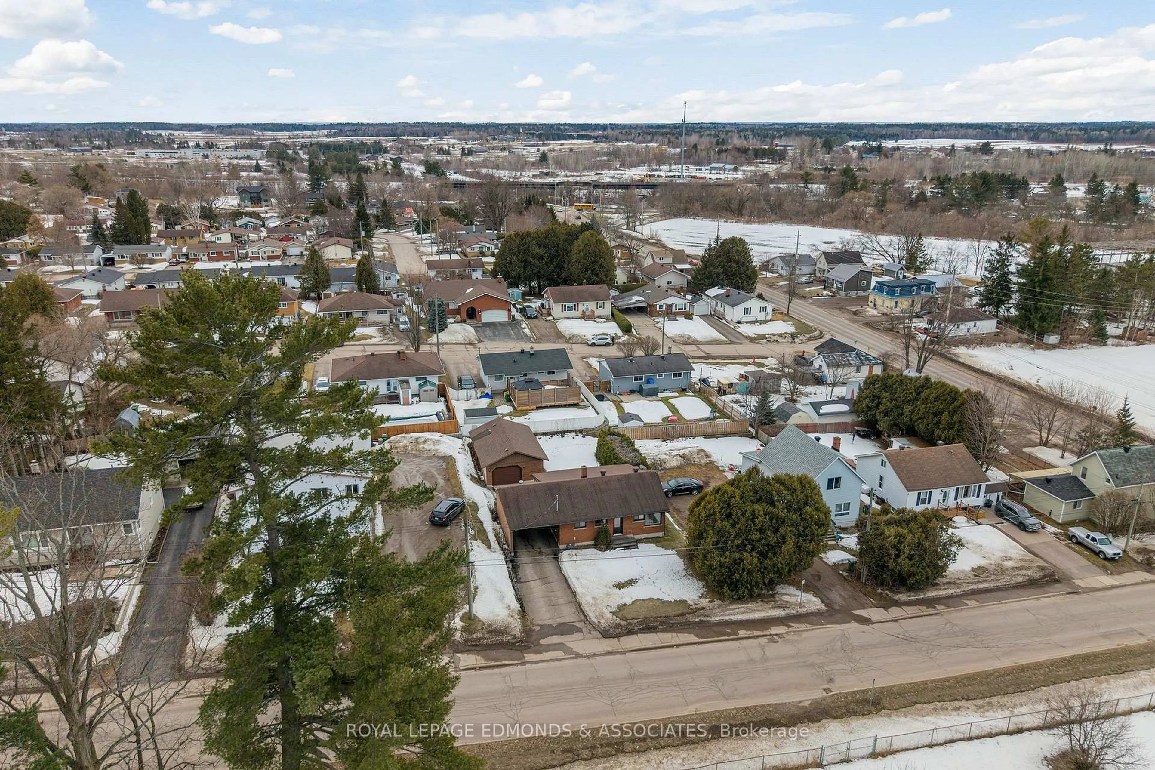 A pic from outside/outdoor area/front of a property/back of a property/a pic from drone, street for 90 Deacon St, Pembroke Ontario K8A 2J4