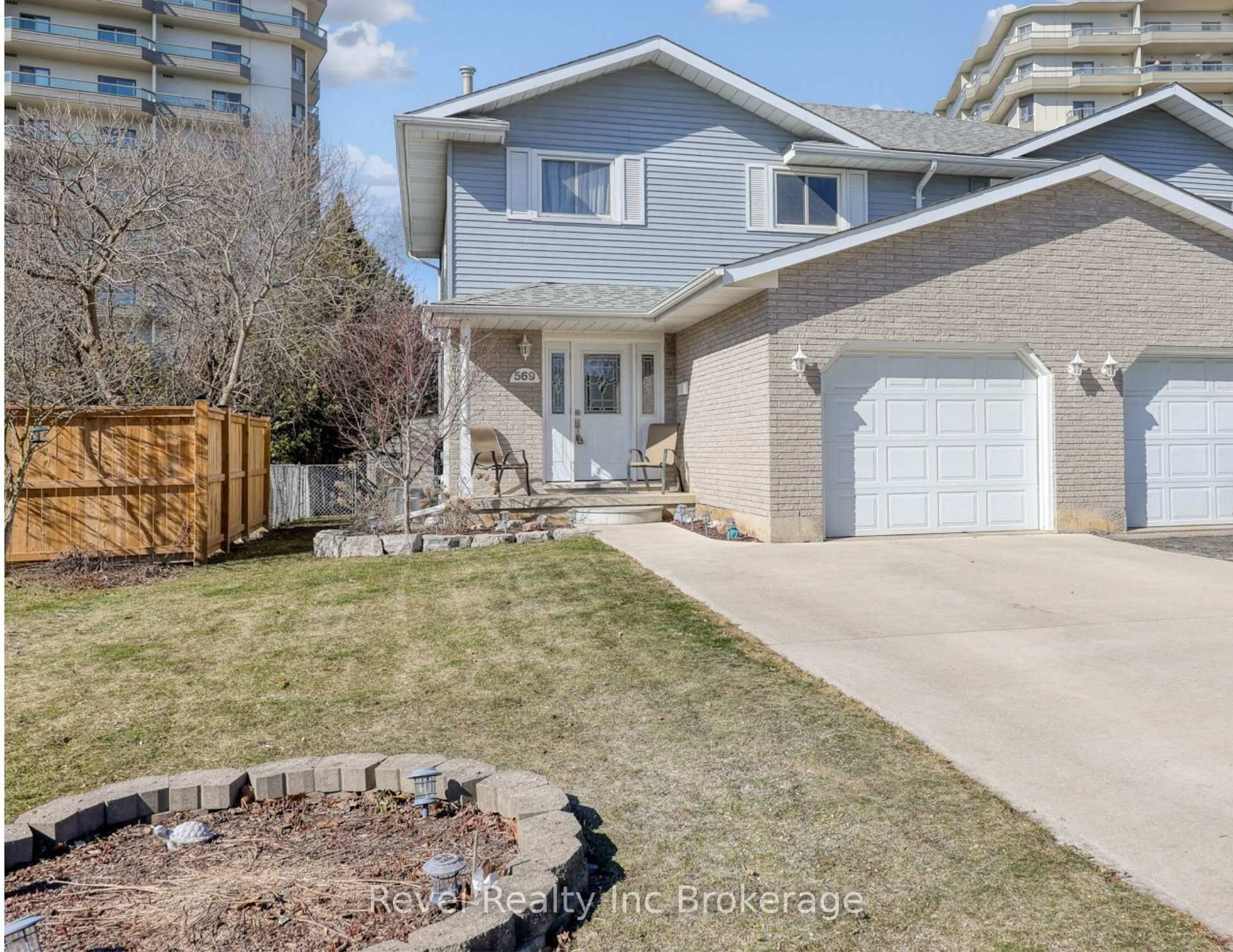 A pic from outside/outdoor area/front of a property/back of a property/a pic from drone, street for 569 Springbank Ave, Woodstock Ontario N4T 1H5