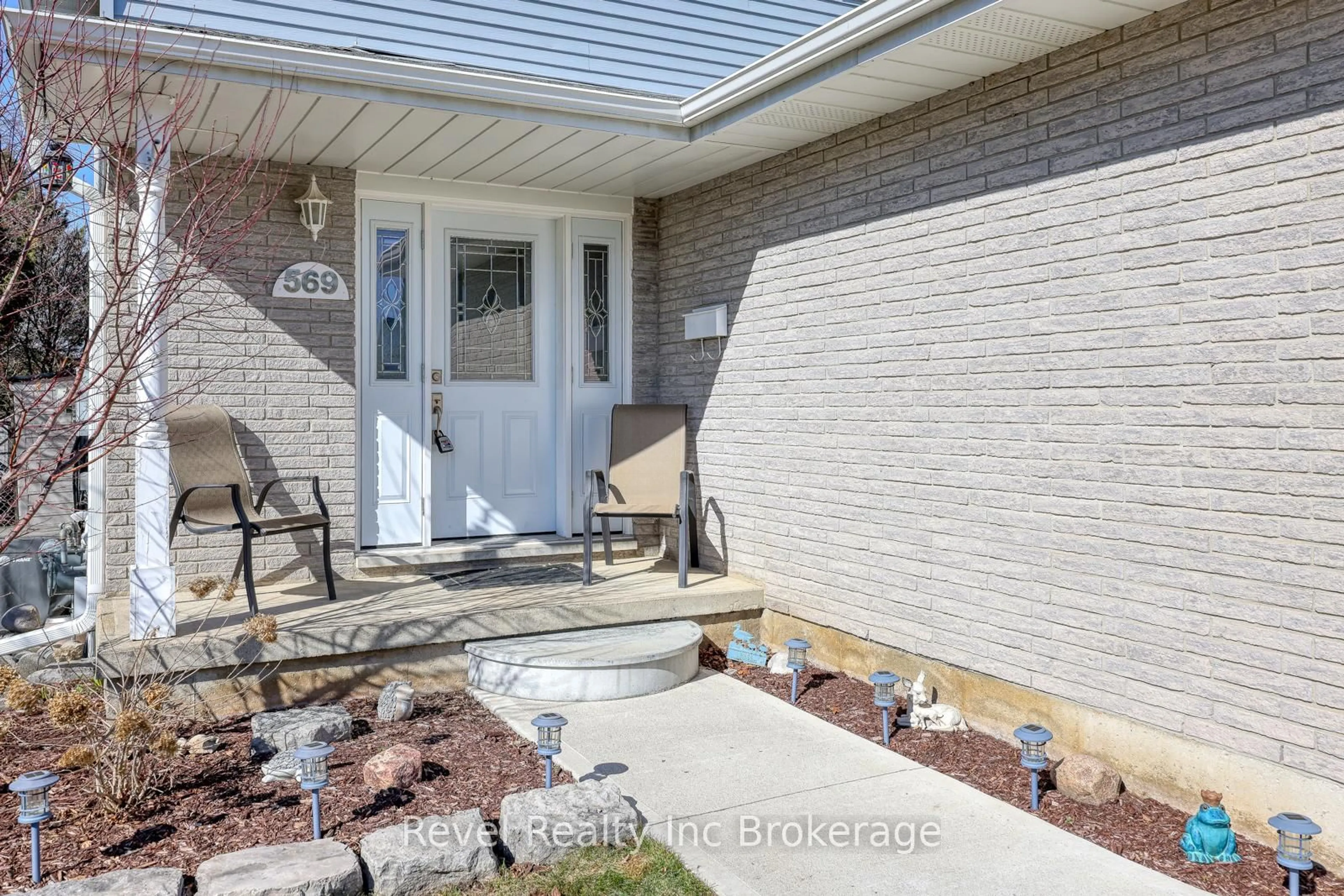 Patio, street for 569 Springbank Ave, Woodstock Ontario N4T 1H5