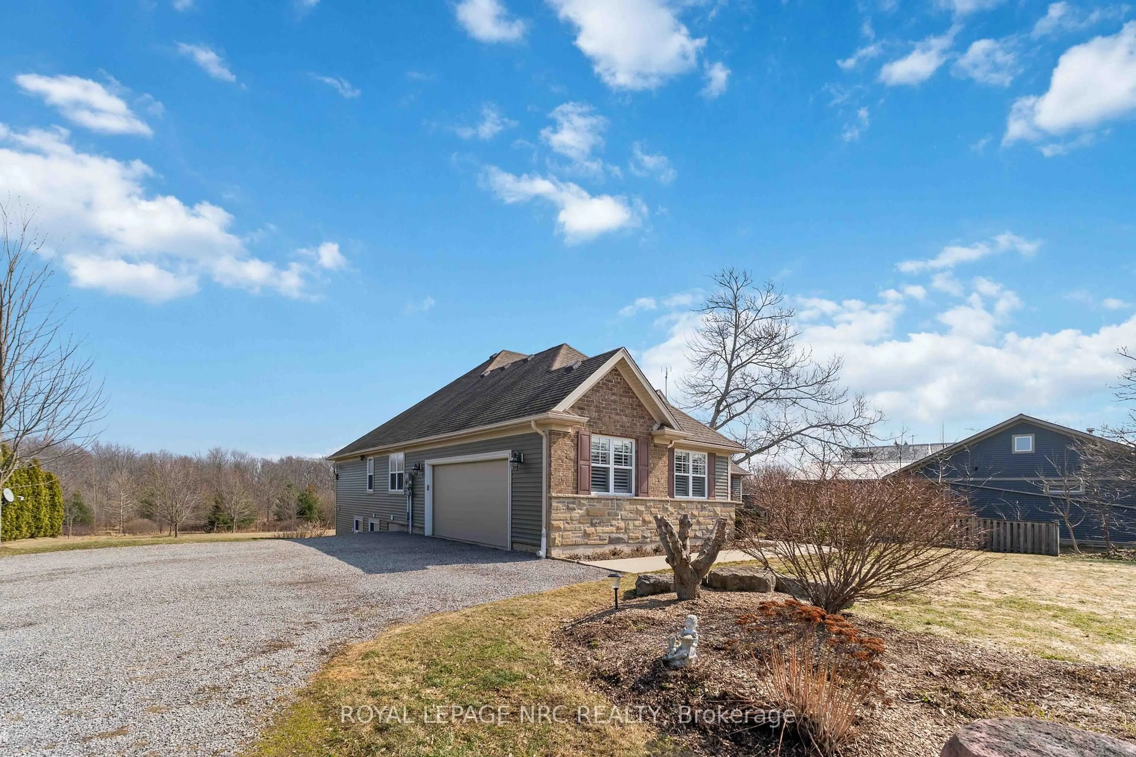 A pic from outside/outdoor area/front of a property/back of a property/a pic from drone, unknown for 2773 Centre St, Pelham Ontario L2R 6P7