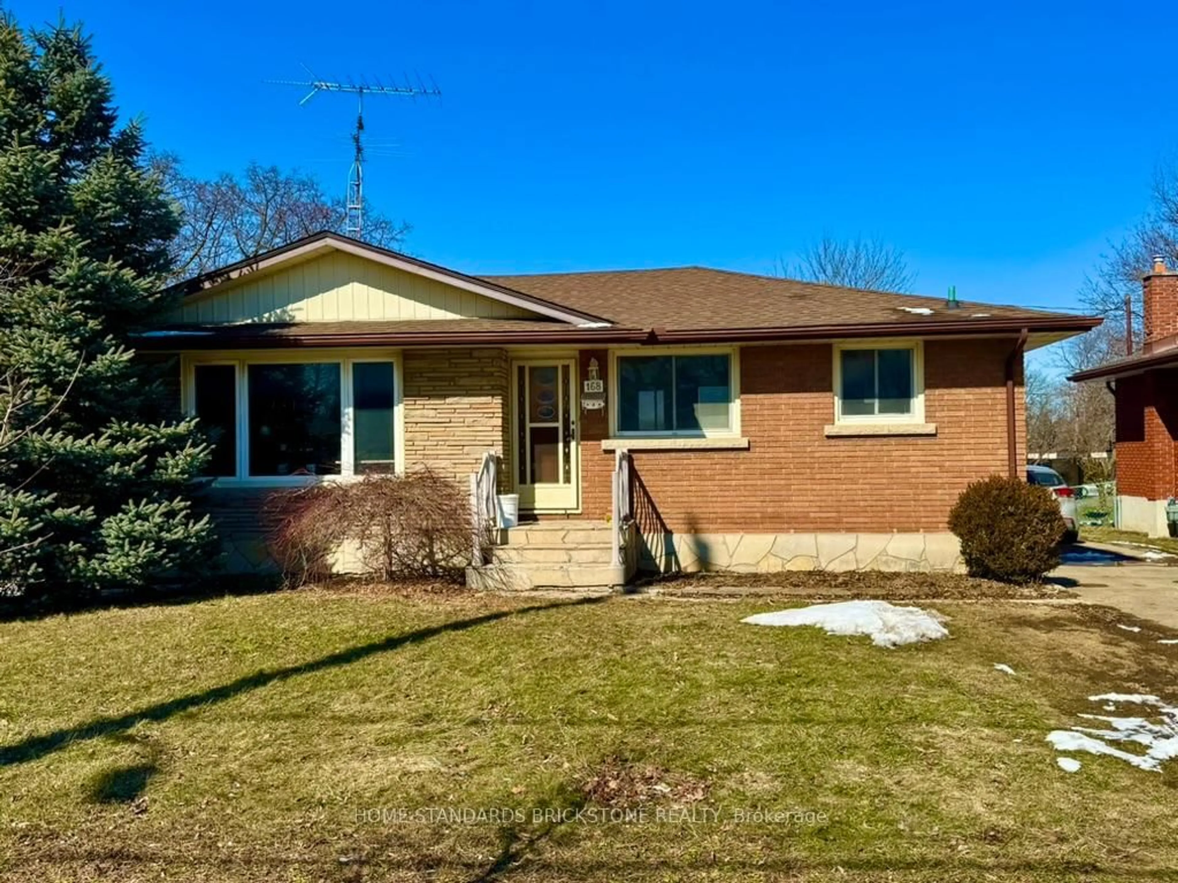 Home with brick exterior material, street for 168 St Davids Rd, St. Catharines Ontario L2T 1R2