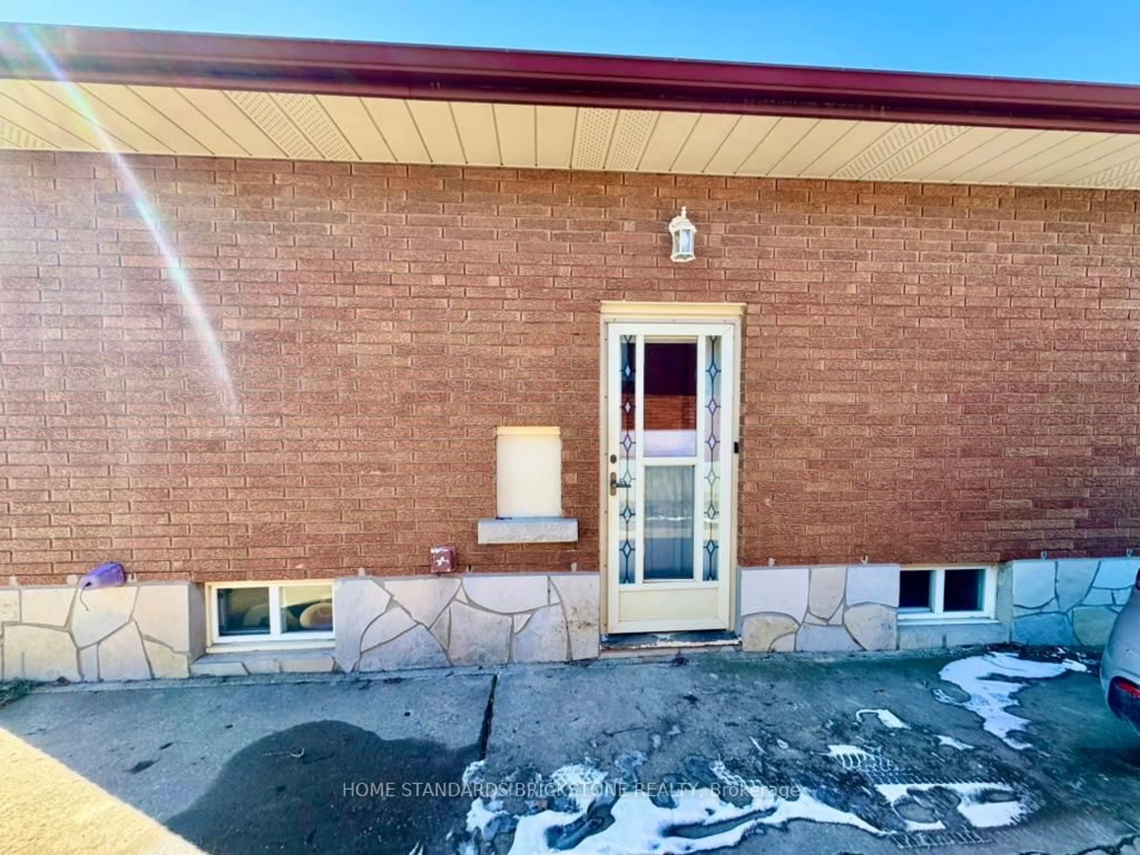 Indoor foyer for 168 St Davids Rd, St. Catharines Ontario L2T 1R2