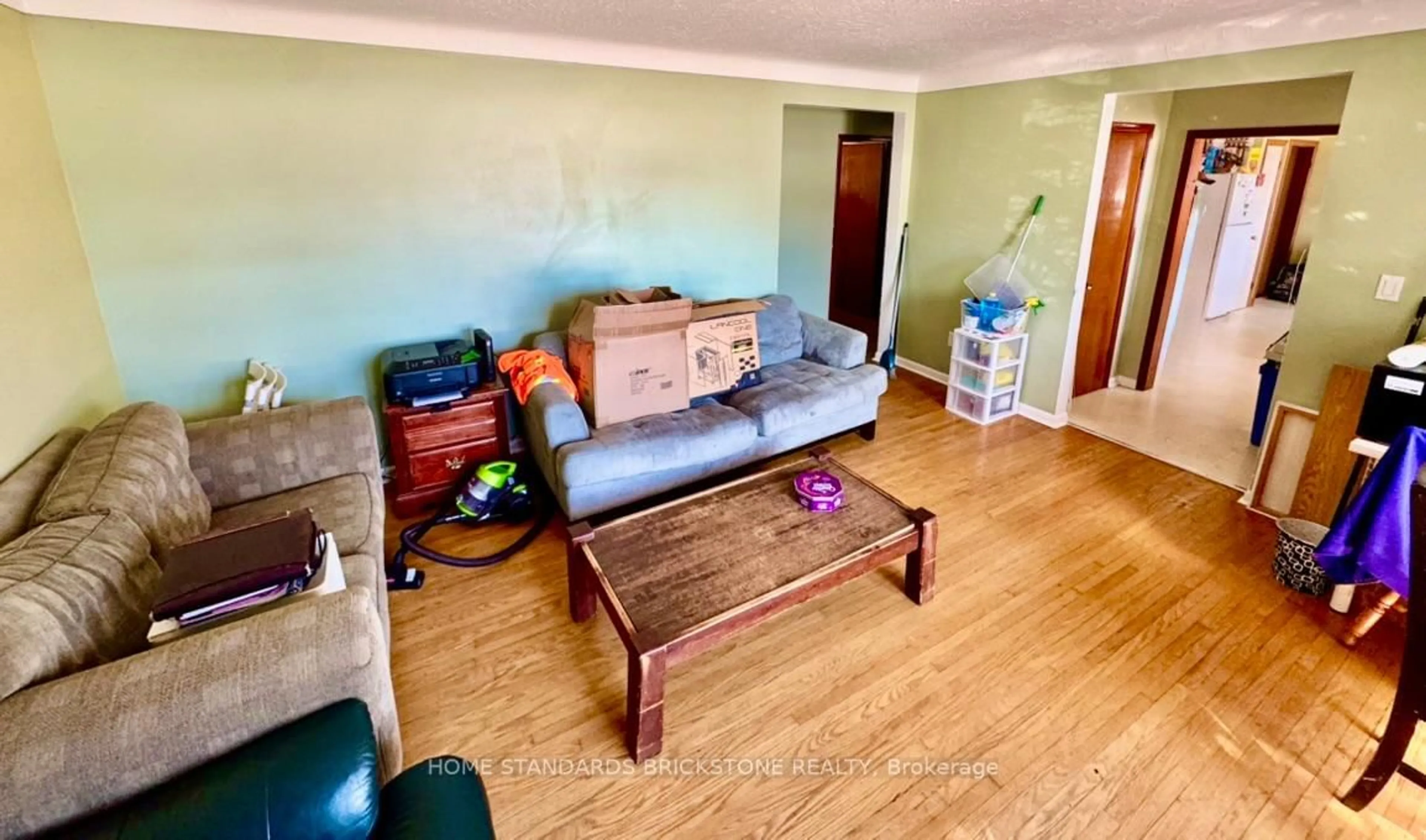 Living room with furniture, wood/laminate floor for 168 St Davids Rd, St. Catharines Ontario L2T 1R2