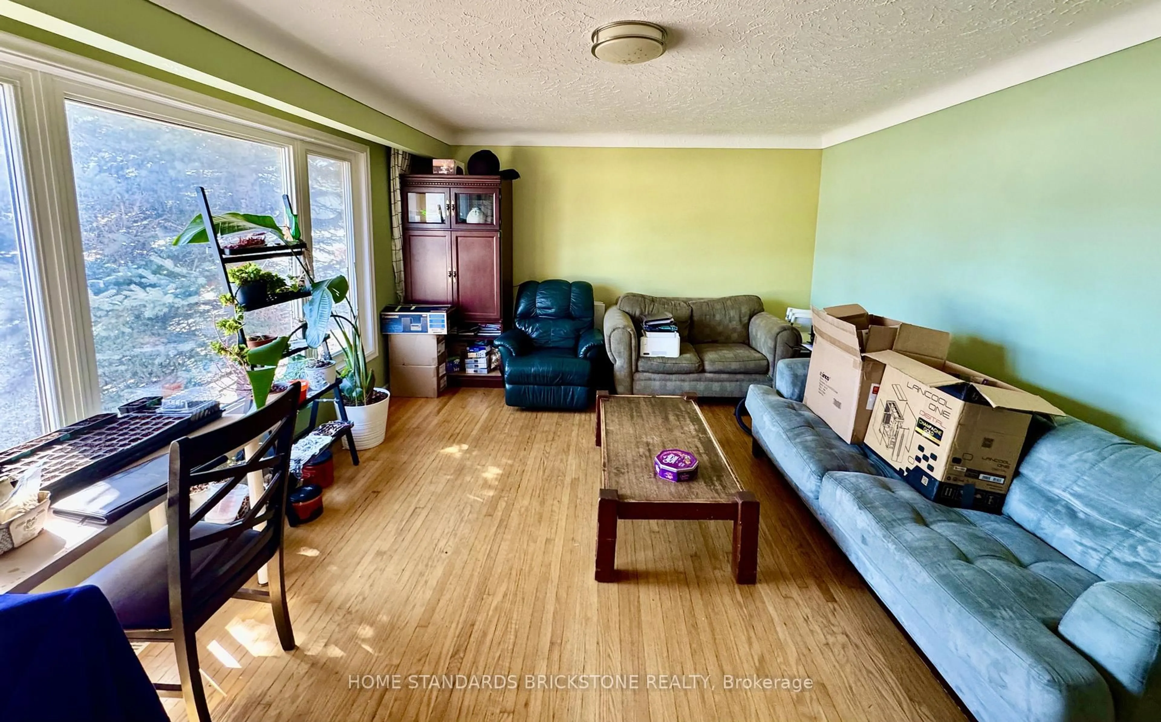 Living room with furniture, wood/laminate floor for 168 St Davids Rd, St. Catharines Ontario L2T 1R2