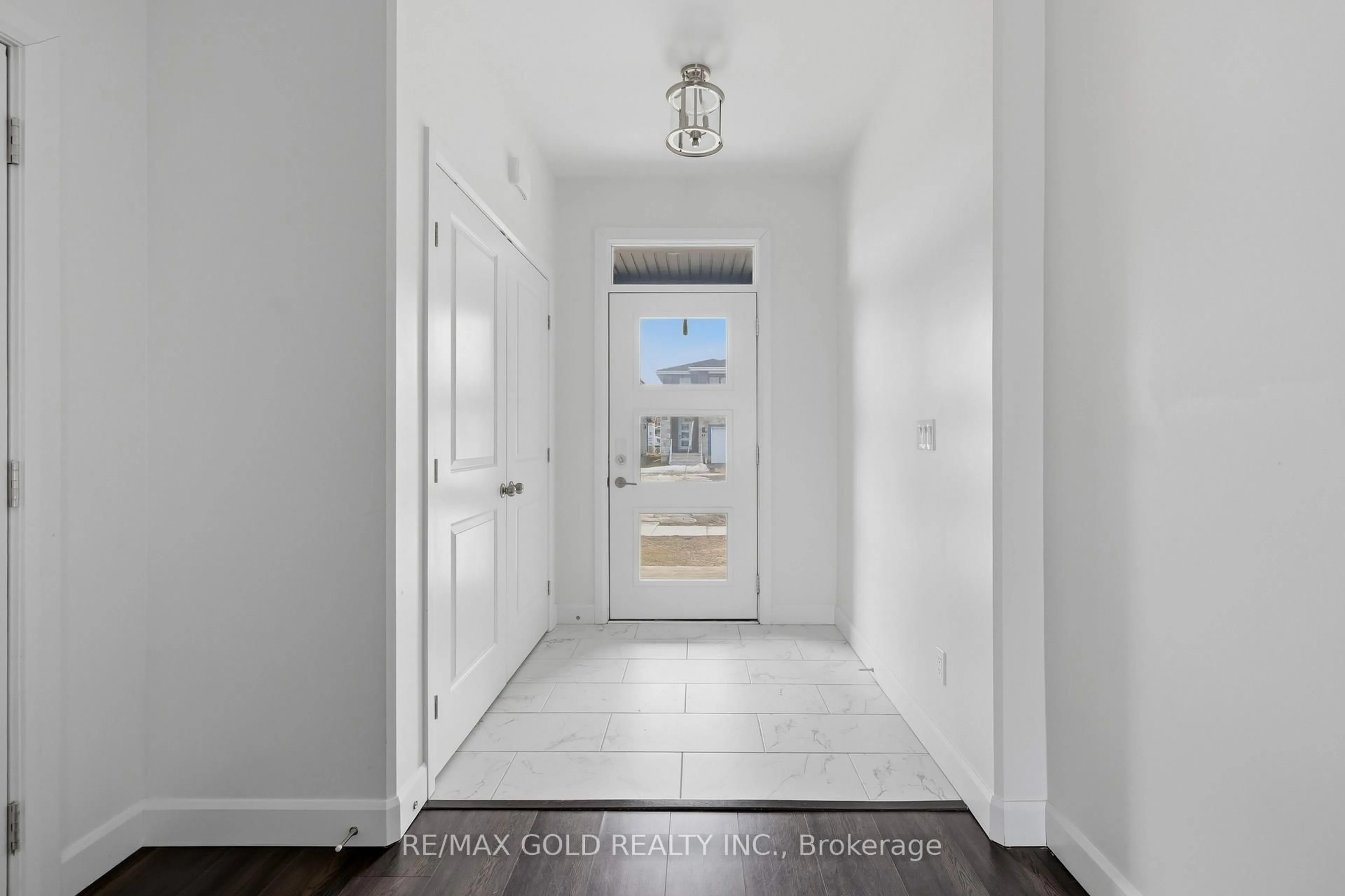 Indoor entryway for 33 Walden Pond Dr, Loyalist Ontario K7N 0E7