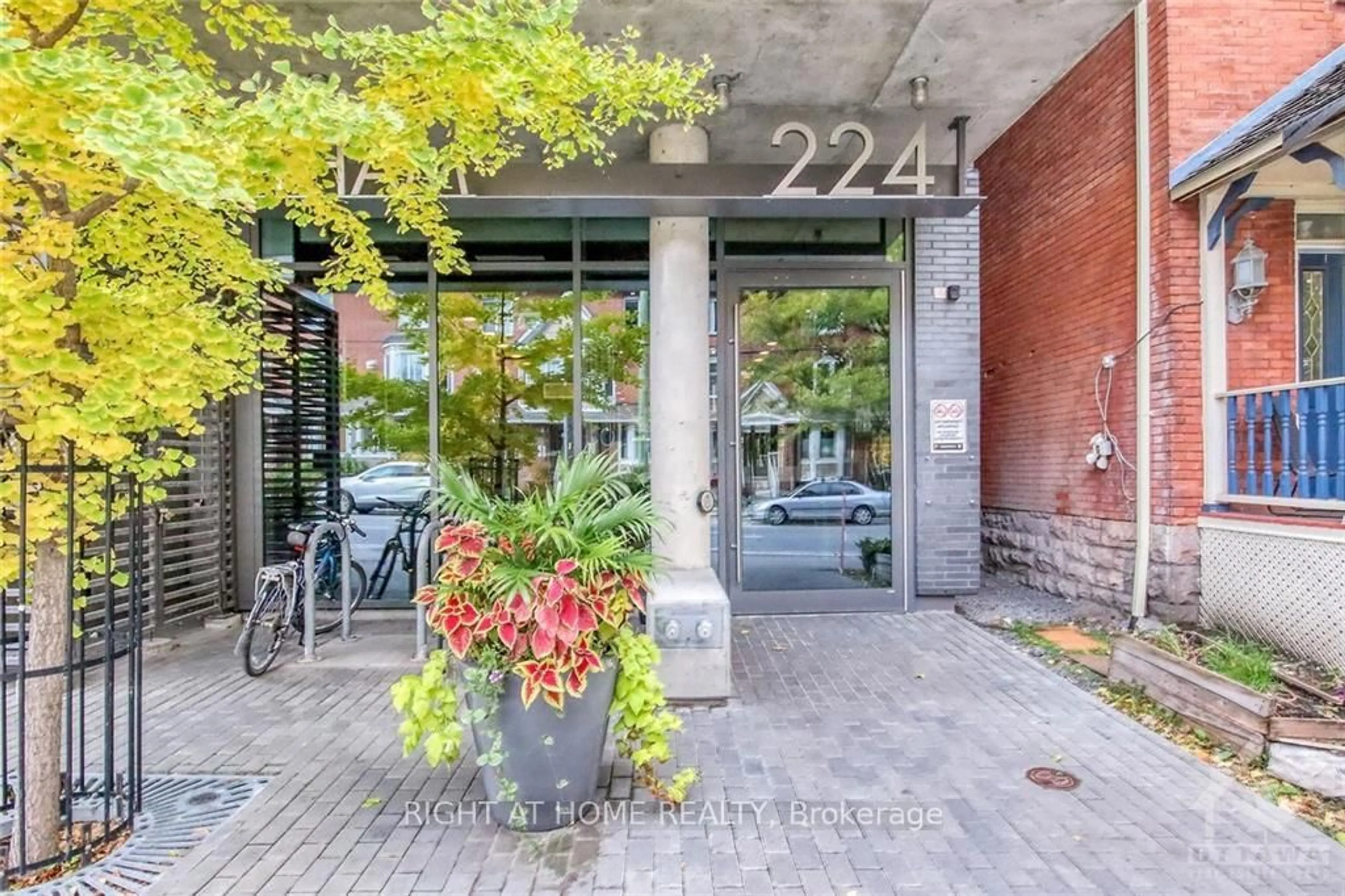 Indoor foyer for 224 Lyon St #1109, Ottawa Ontario K1R 0C1