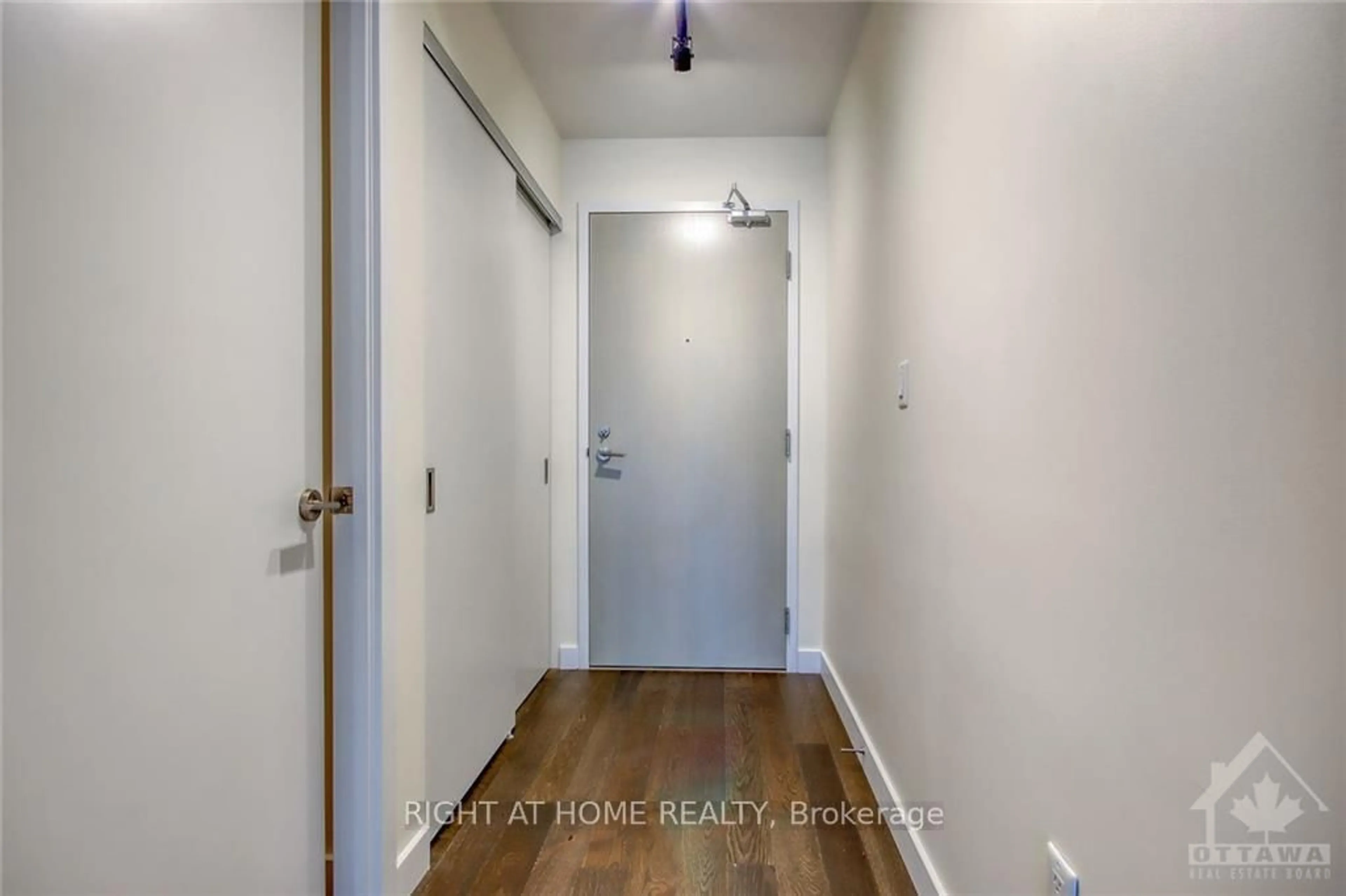 Indoor entryway for 224 Lyon St #1109, Ottawa Ontario K1R 0C1