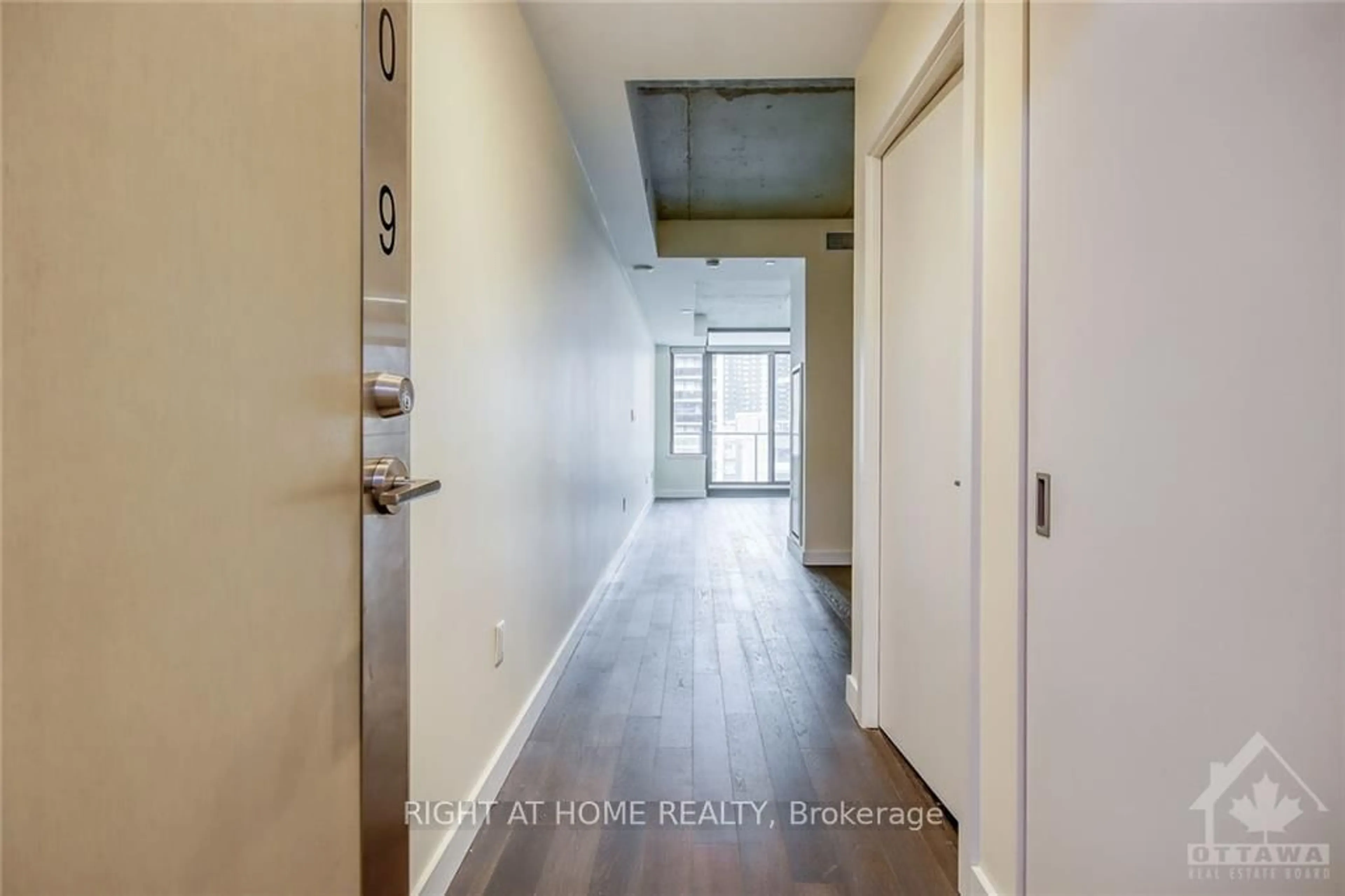 Indoor entryway for 224 Lyon St #1109, Ottawa Ontario K1R 0C1