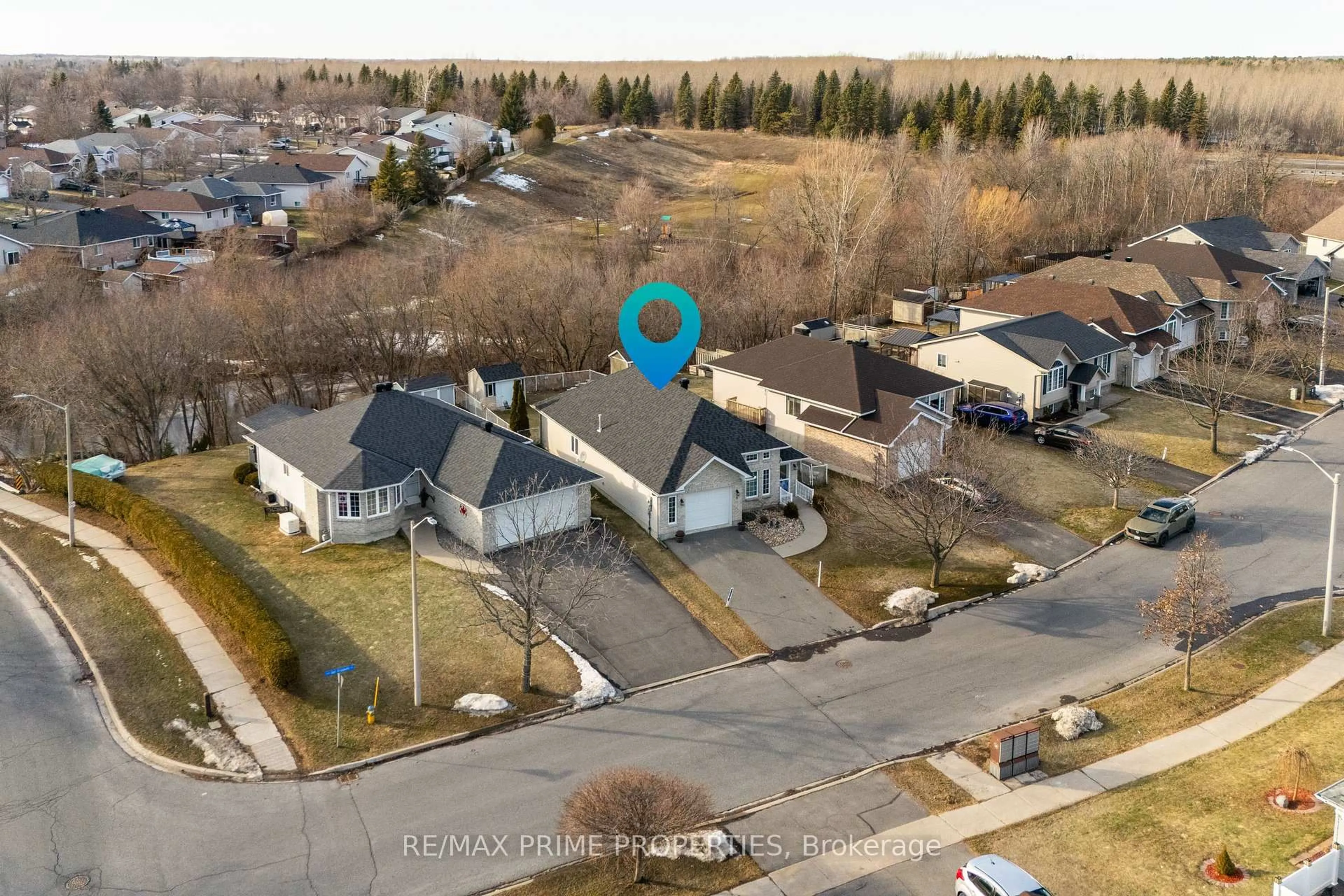 A pic from outside/outdoor area/front of a property/back of a property/a pic from drone, street for 5 GAIL ELIZABETH Crt, Cornwall Ontario K6H 0A7