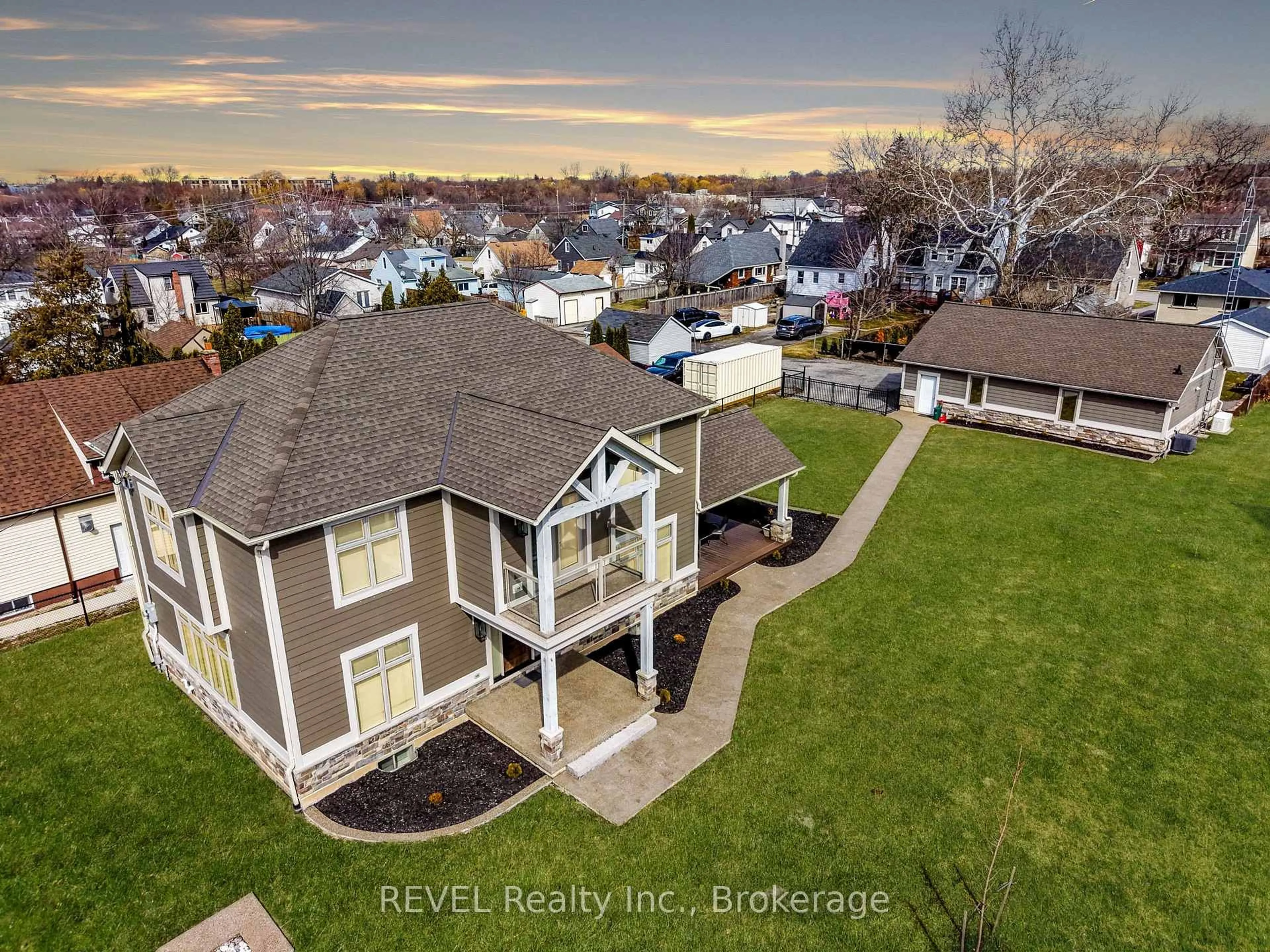 A pic from outside/outdoor area/front of a property/back of a property/a pic from drone, unknown for 190 Oakdale Ave, St. Catharines Ontario L2P 2K8