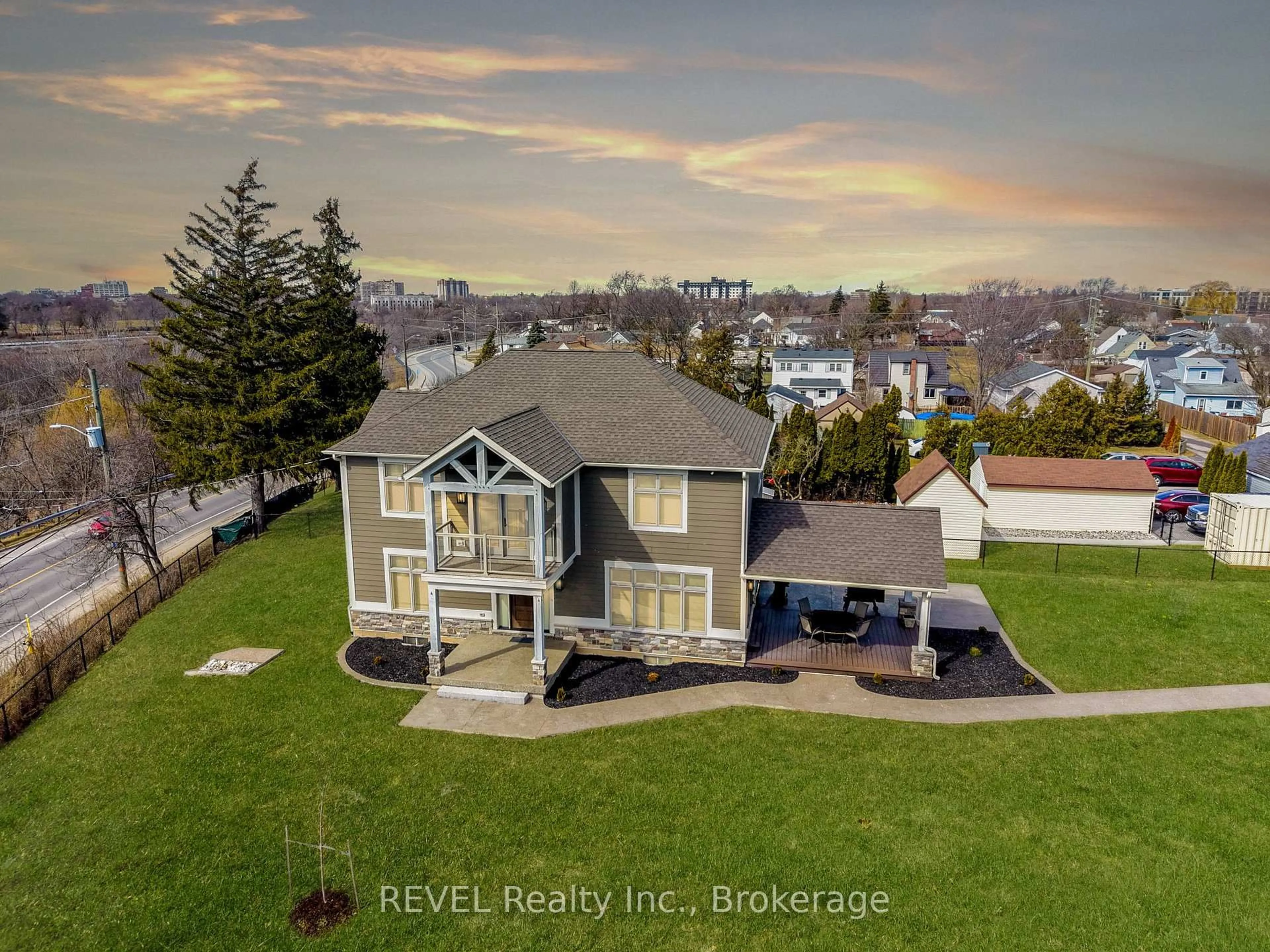 A pic from outside/outdoor area/front of a property/back of a property/a pic from drone, water/lake/river/ocean view for 190 Oakdale Ave, St. Catharines Ontario L2P 2K8