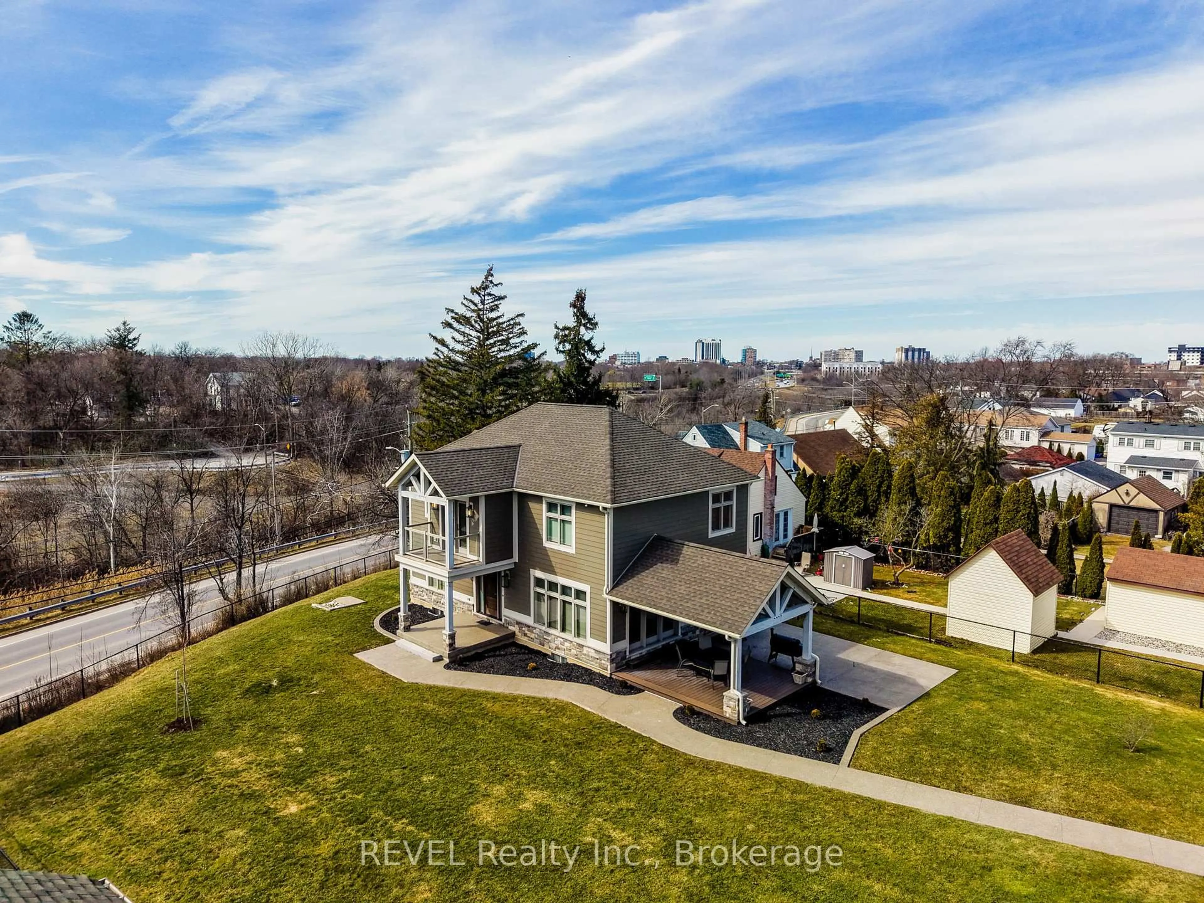 A pic from outside/outdoor area/front of a property/back of a property/a pic from drone, water/lake/river/ocean view for 190 Oakdale Ave, St. Catharines Ontario L2P 2K8