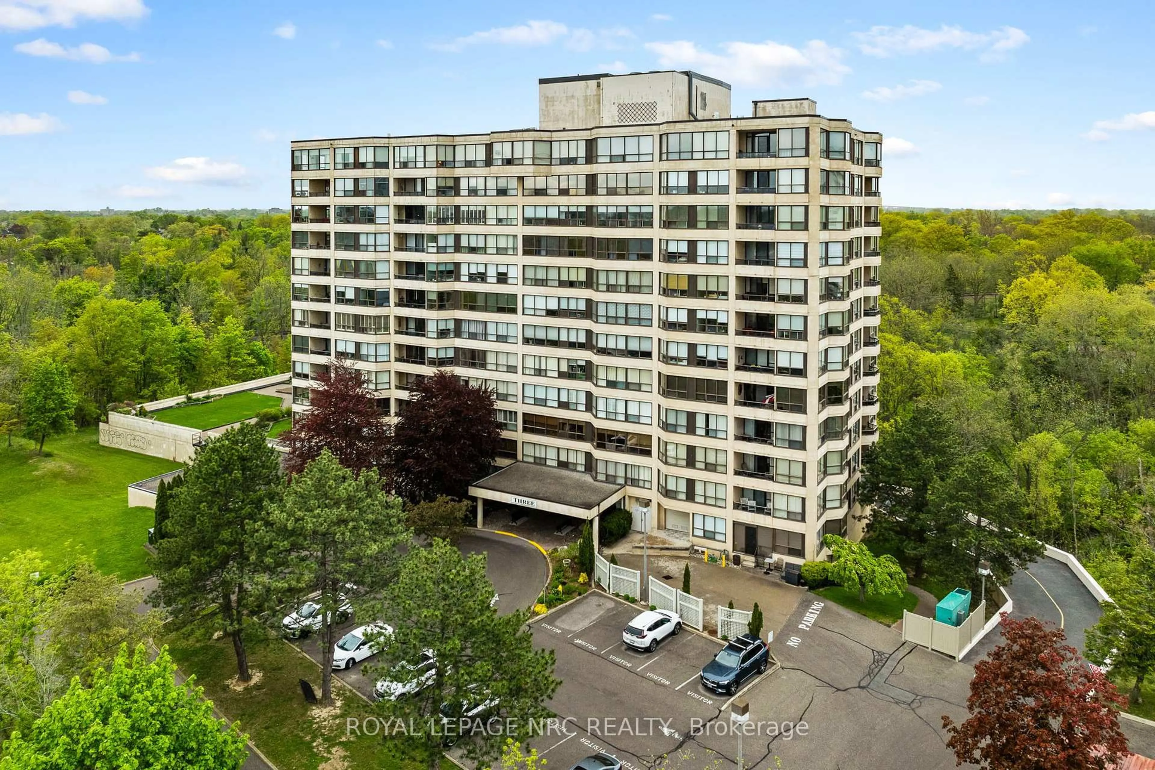 A pic from outside/outdoor area/front of a property/back of a property/a pic from drone, building for 3 Towering Heights Blvd #PH6, St. Catharines Ontario L2T 4A4