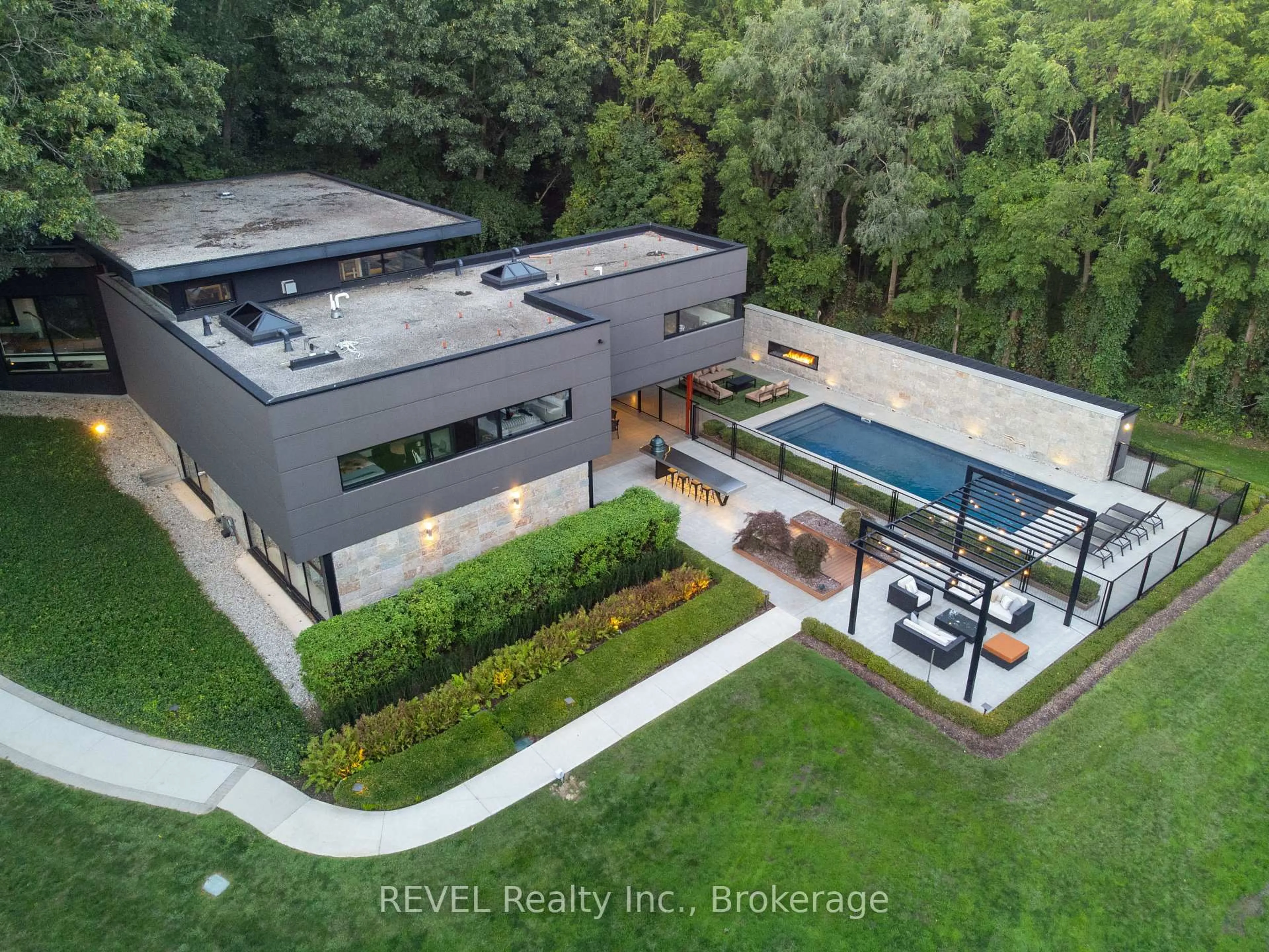 A pic from outside/outdoor area/front of a property/back of a property/a pic from drone, unknown for 250 Canboro Rd, Pelham Ontario L0S 1M0