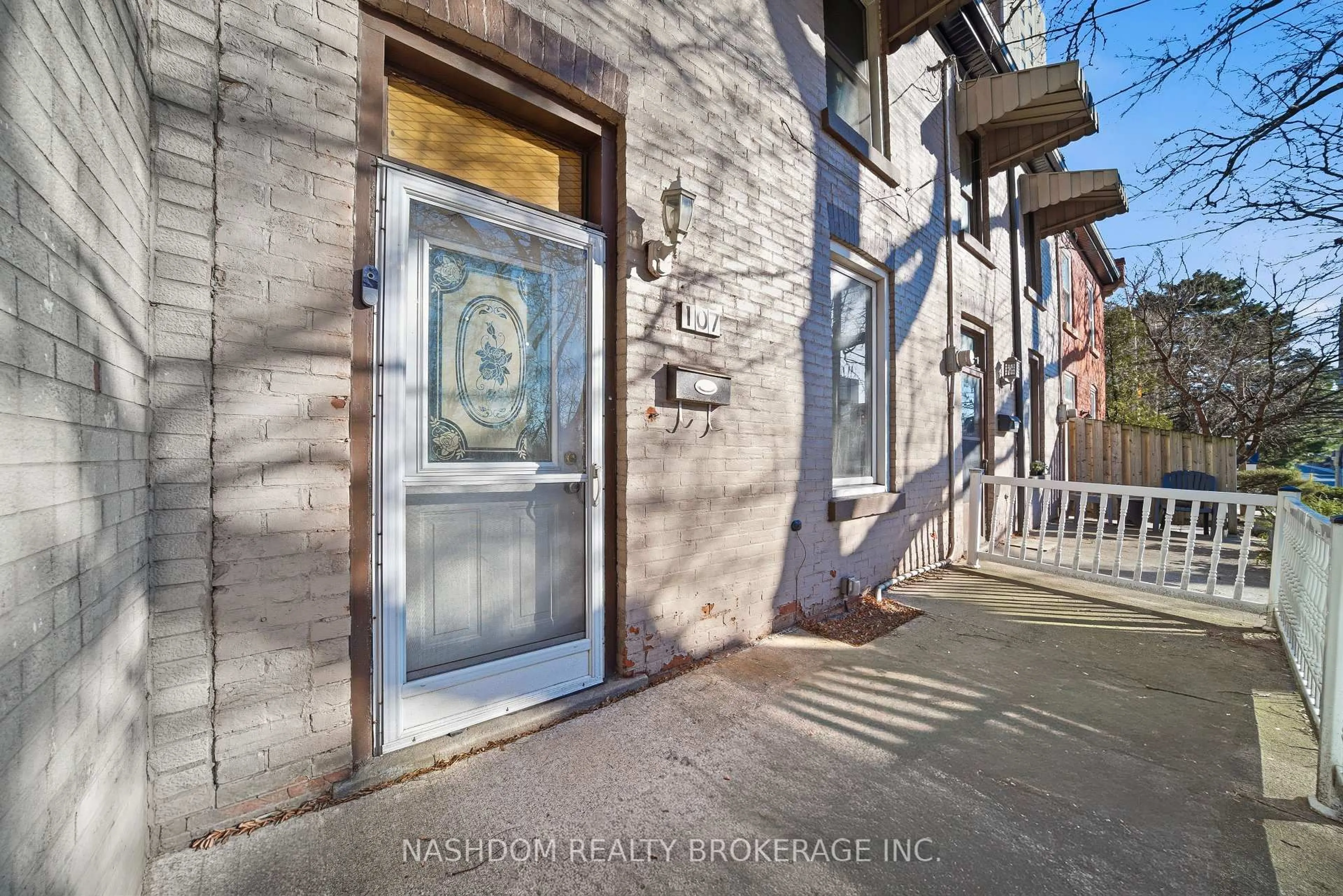 Indoor entryway for 107 Queen St, Hamilton Ontario L8P 3R9