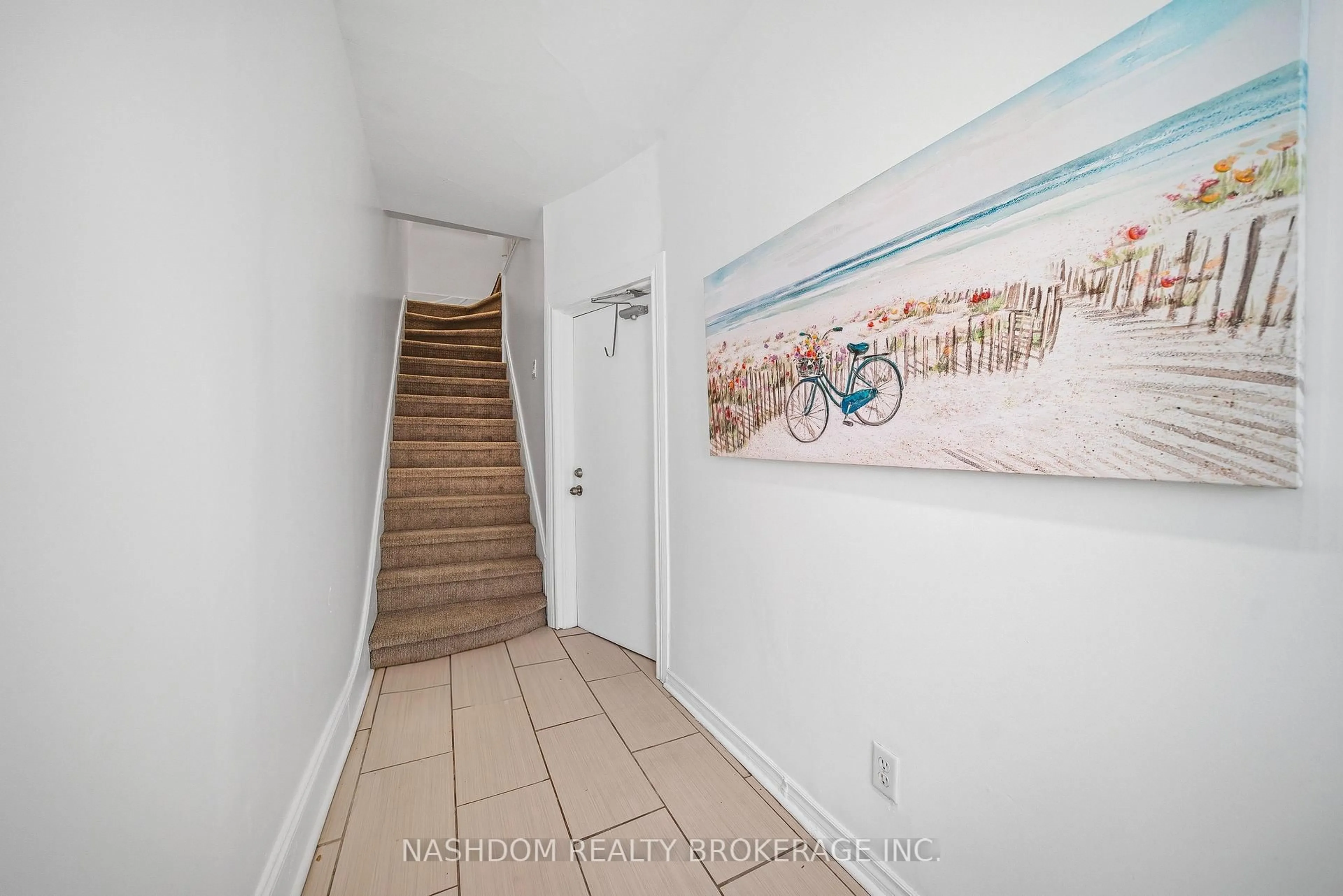 Indoor entryway for 107 Queen St, Hamilton Ontario L8P 3R9