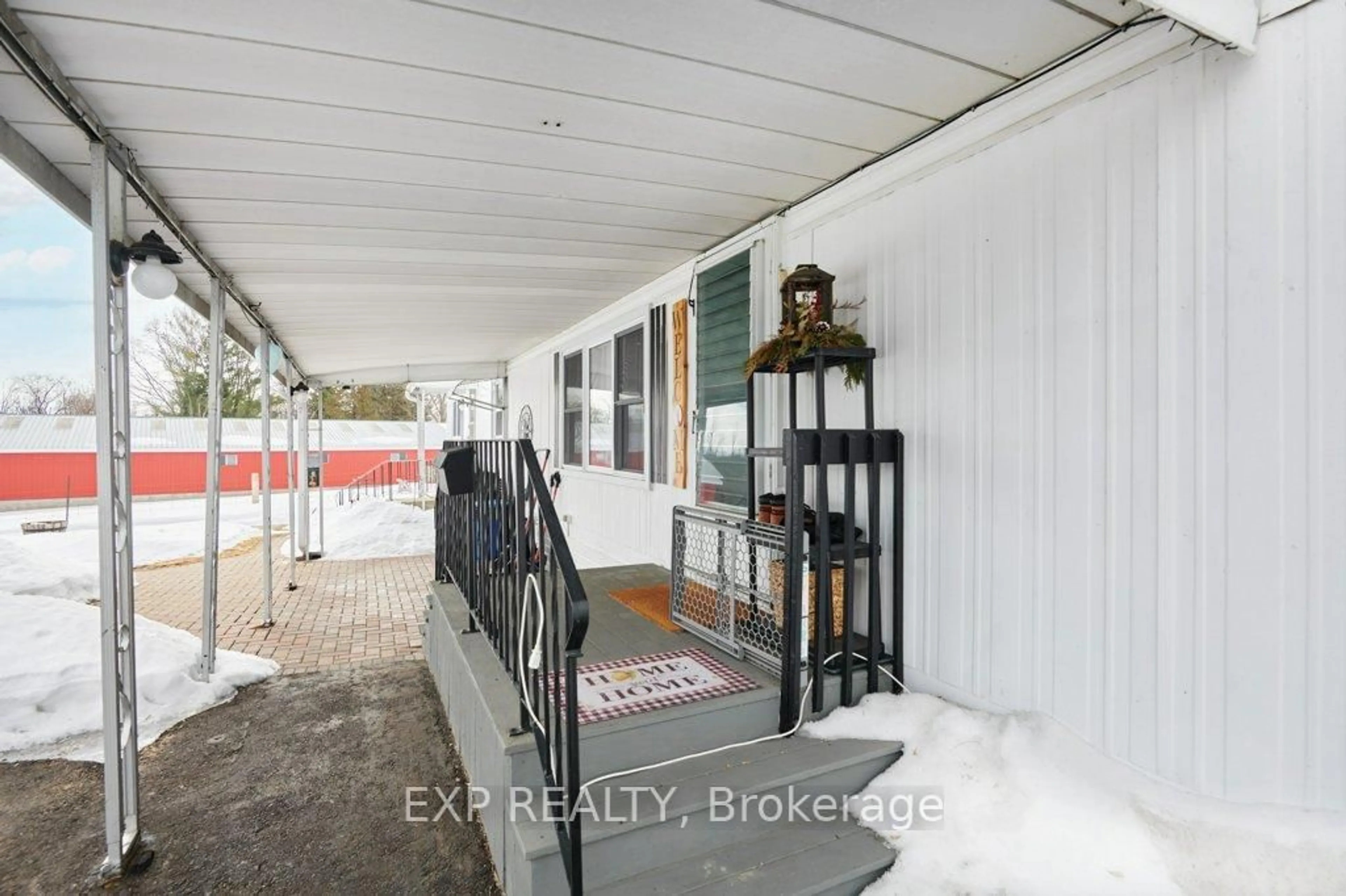 Indoor entryway for 1871 Oxford Ave #7, Elizabethtown-Kitley Ontario K6V 7B5