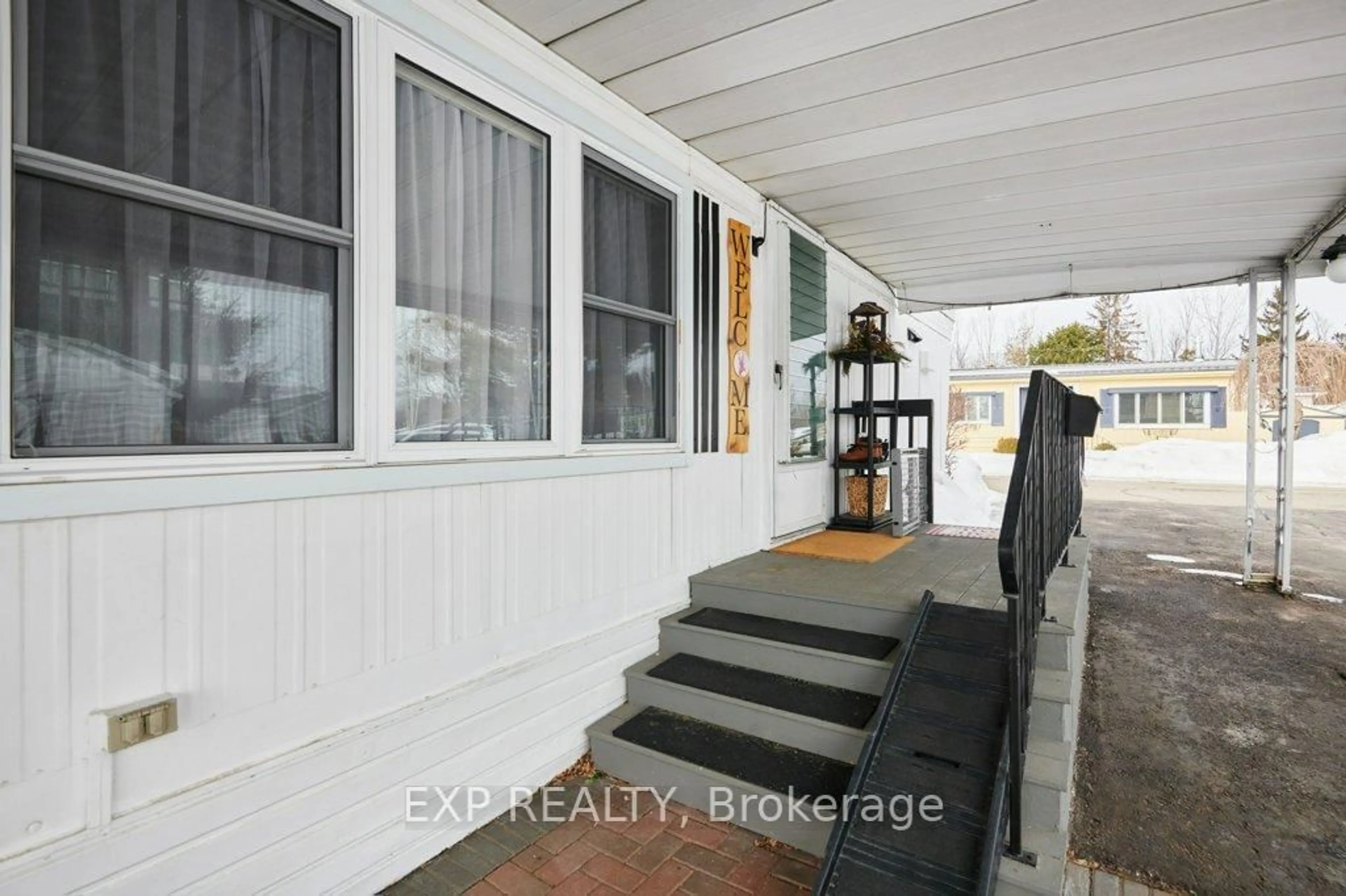 Indoor entryway for 1871 Oxford Ave #7, Elizabethtown-Kitley Ontario K6V 7B5