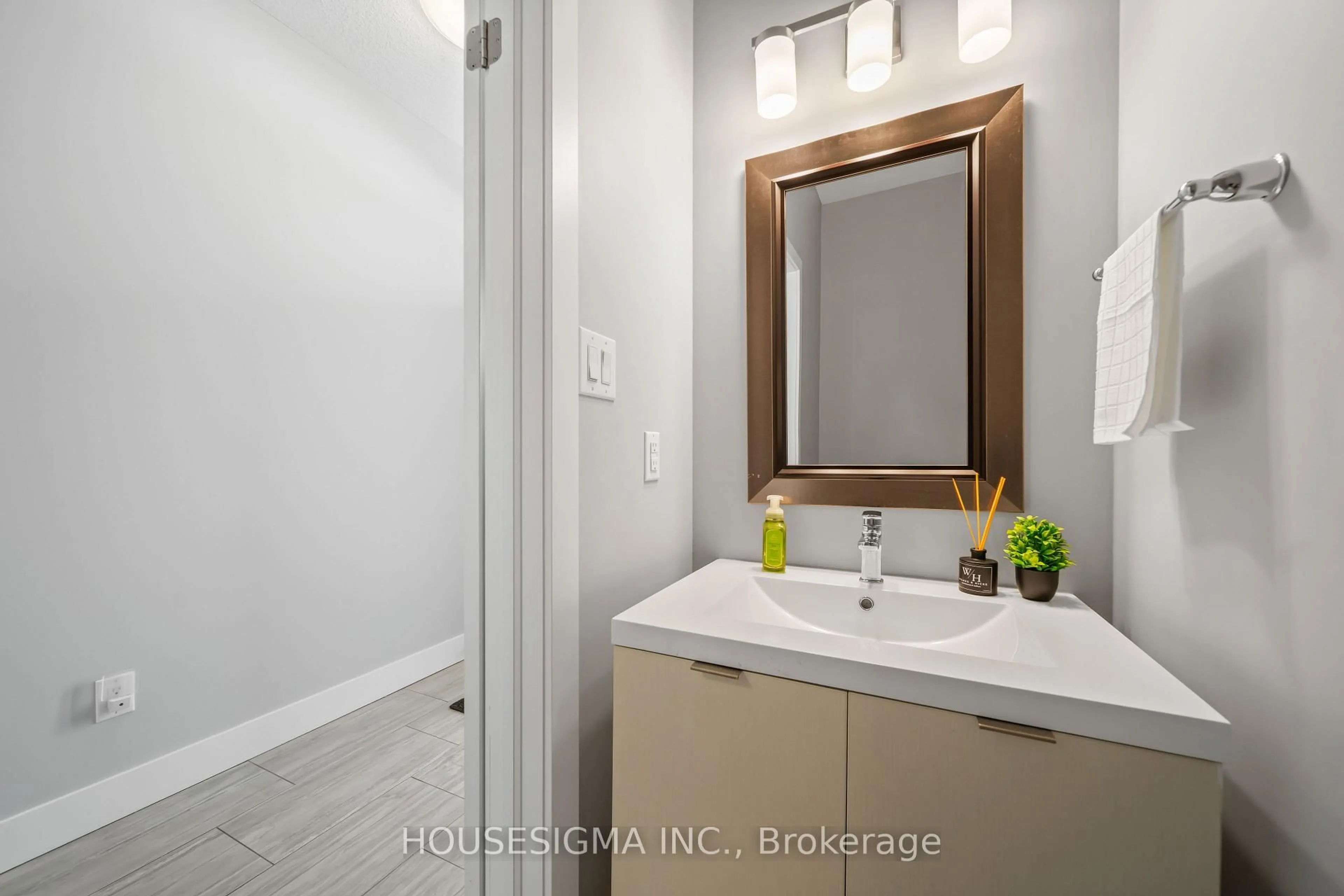 Standard bathroom, ceramic/tile floor for 2070 Meadowgate Blvd #66, London South Ontario N6M 0H5