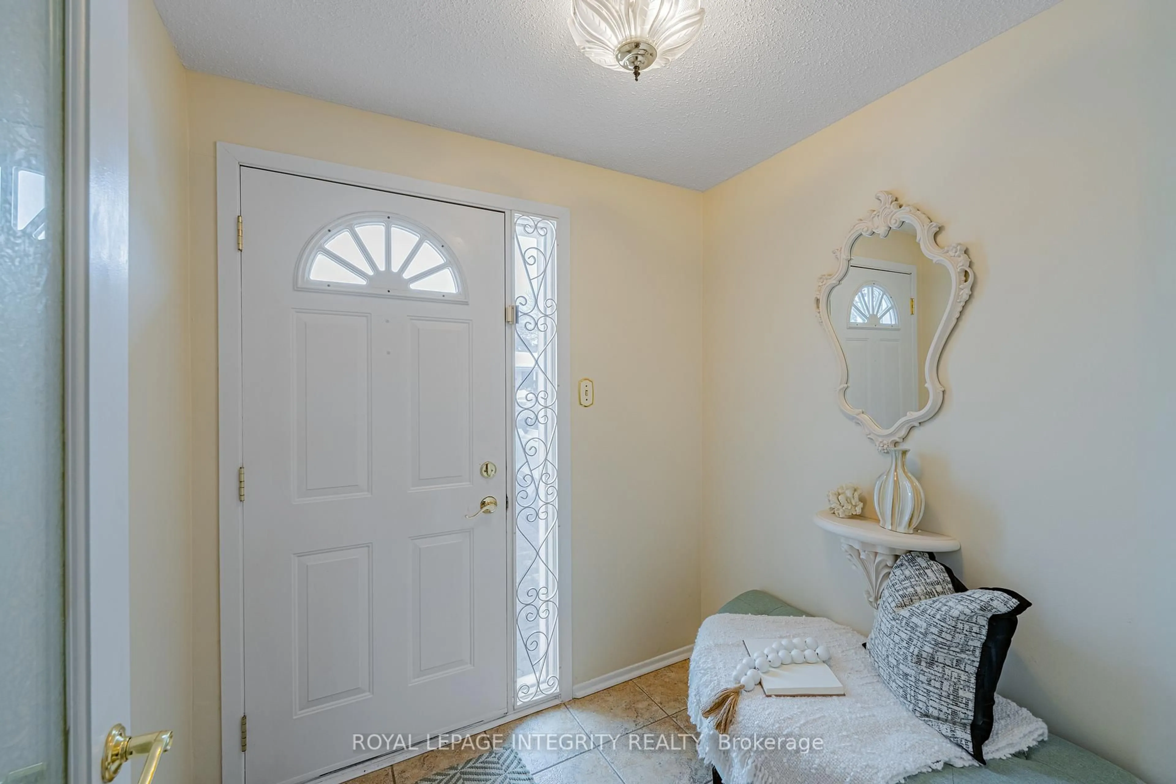 Indoor entryway for 664 Glenhurst Cres, Ottawa Ontario K1J 7B7