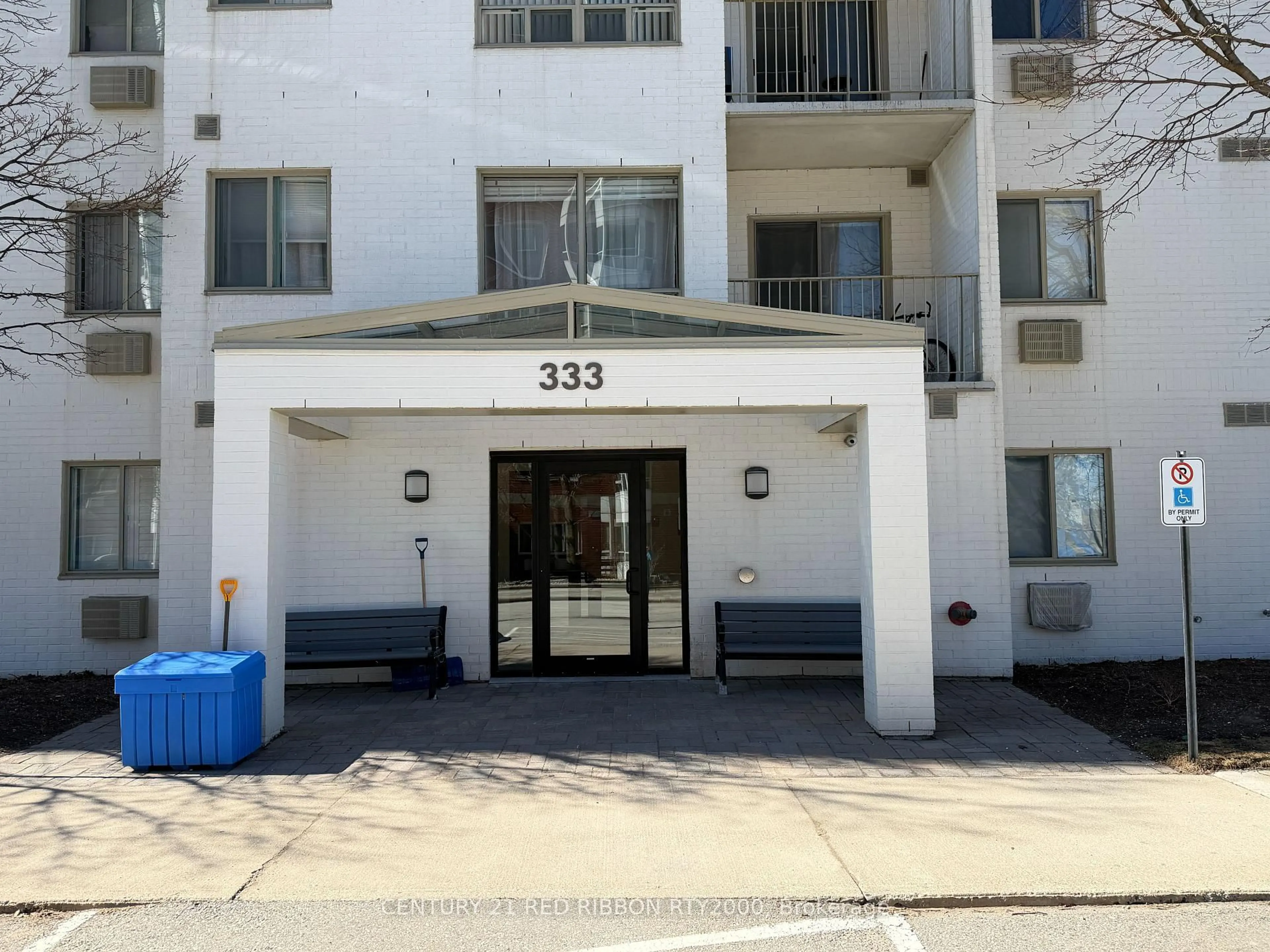 Indoor foyer for 333 Commissioners Rd #1001, London South Ontario N6J 4X7