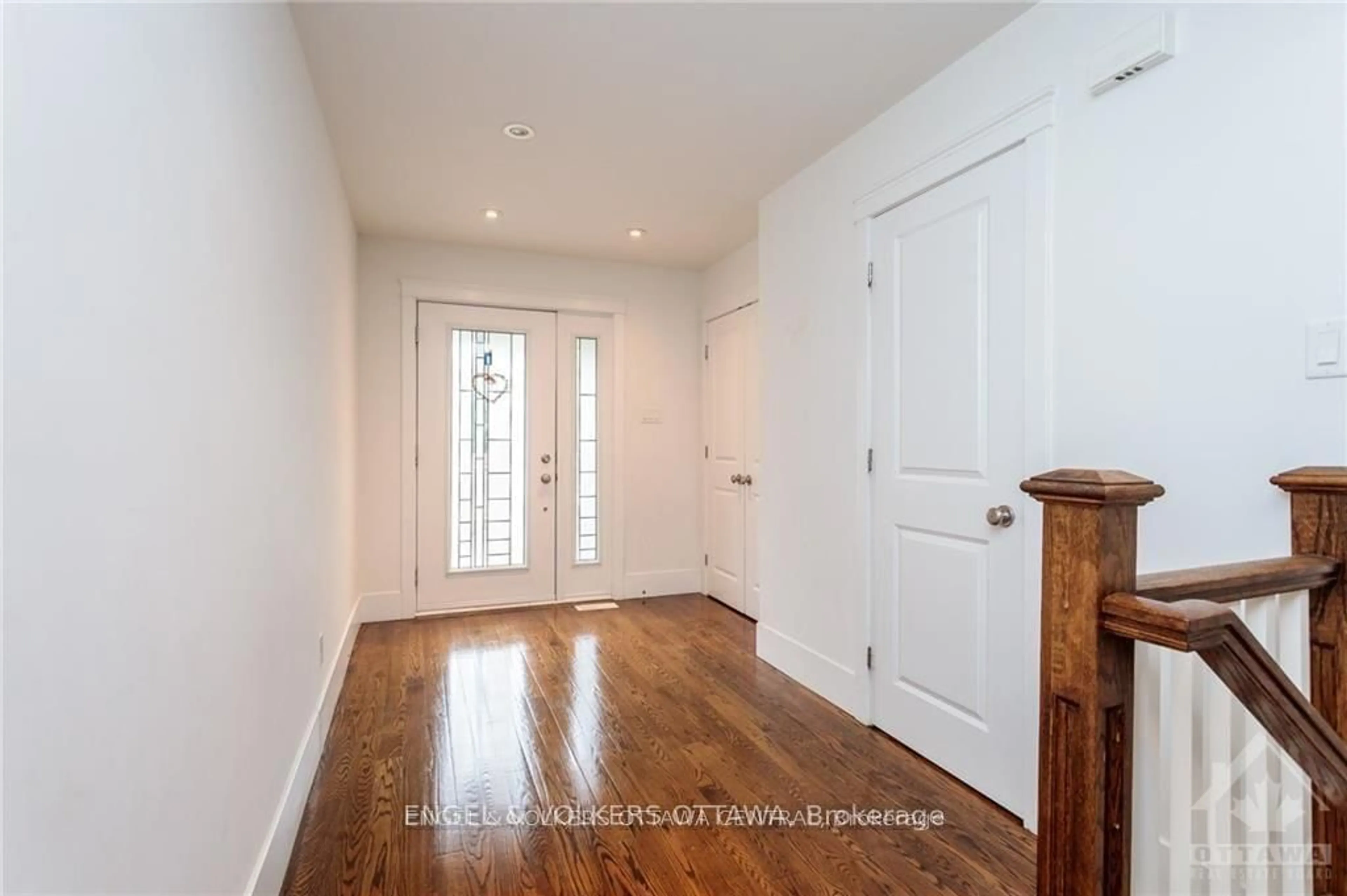 Indoor entryway for 144 MONTAUK, Ottawa Ontario K2C 2B4