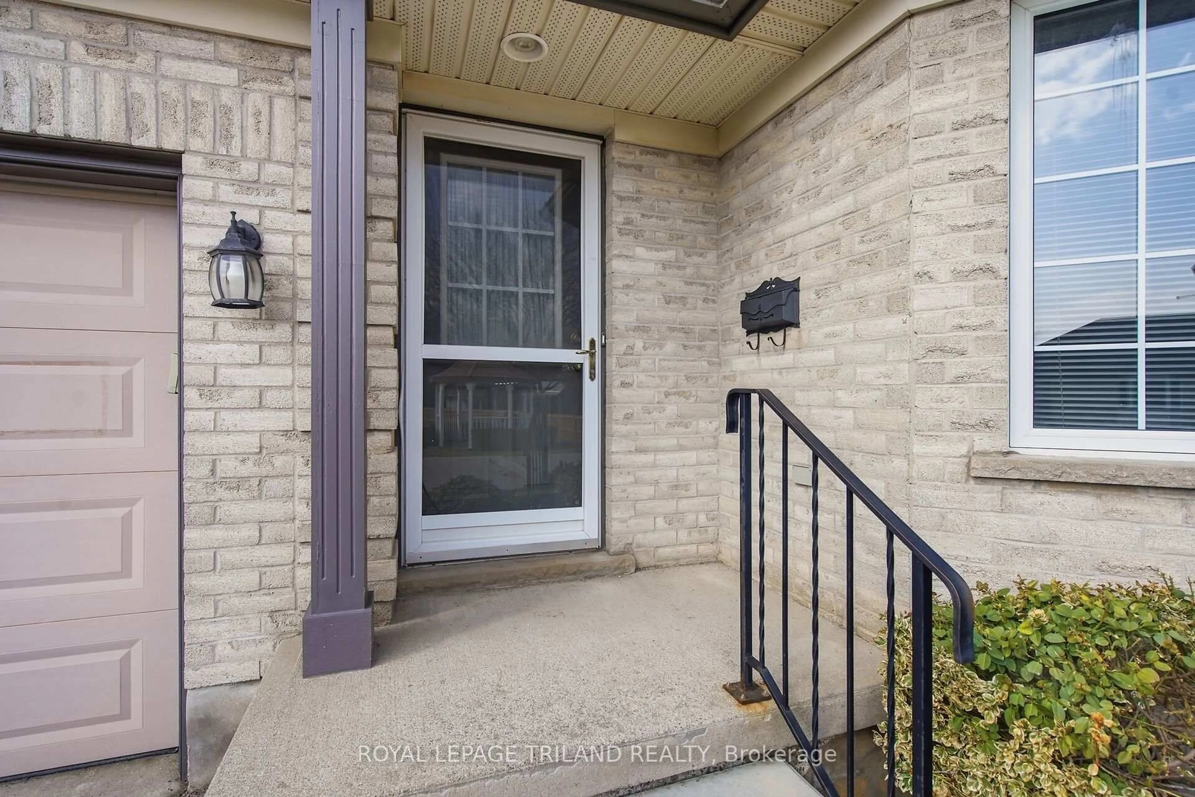 Indoor entryway for 20 Windemere Pl #10, St. Thomas Ontario N5R 6H6
