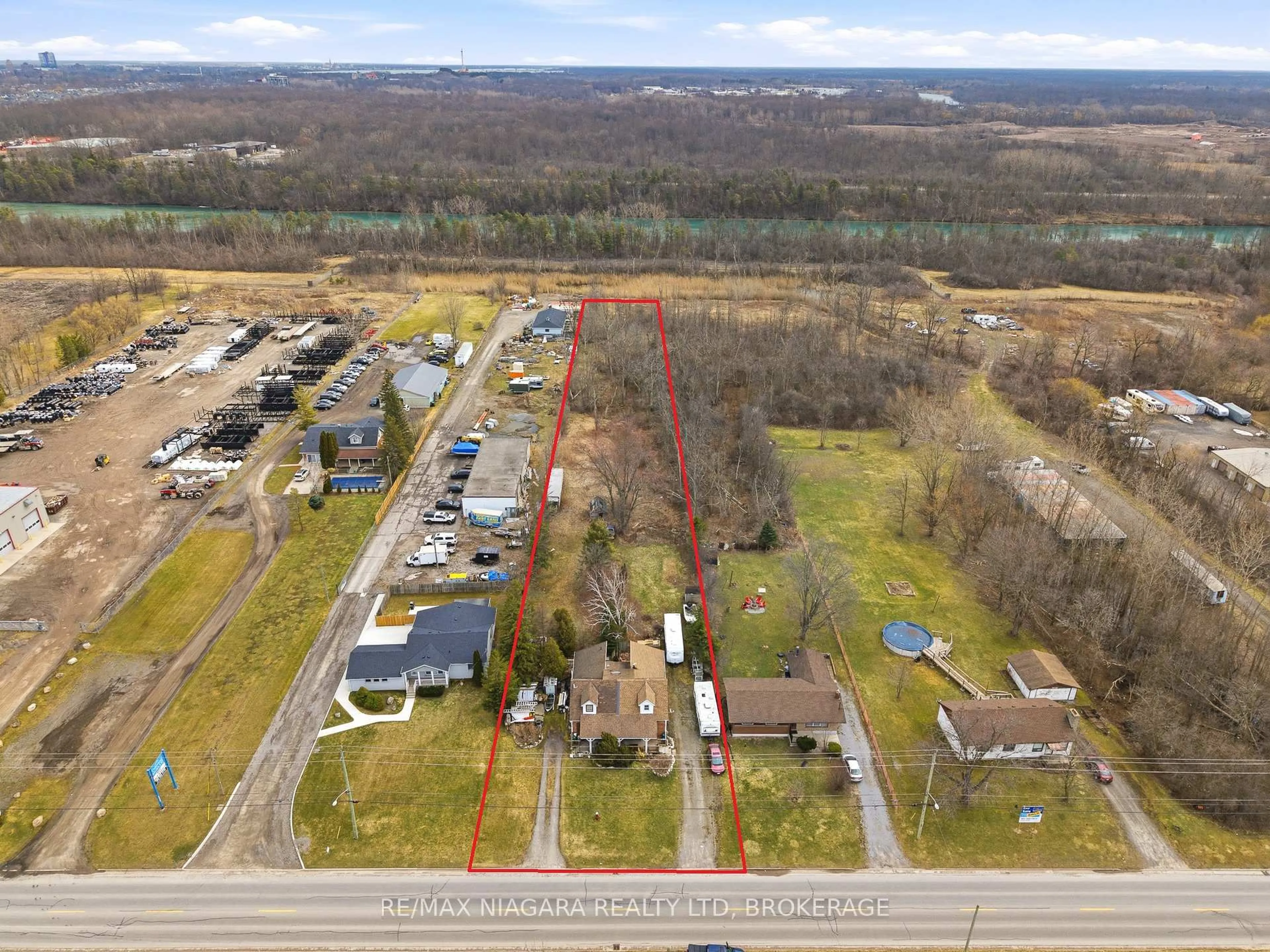 A pic from outside/outdoor area/front of a property/back of a property/a pic from drone, building for 8356 Oakwood Dr, Niagara Falls Ontario L2E 6S5