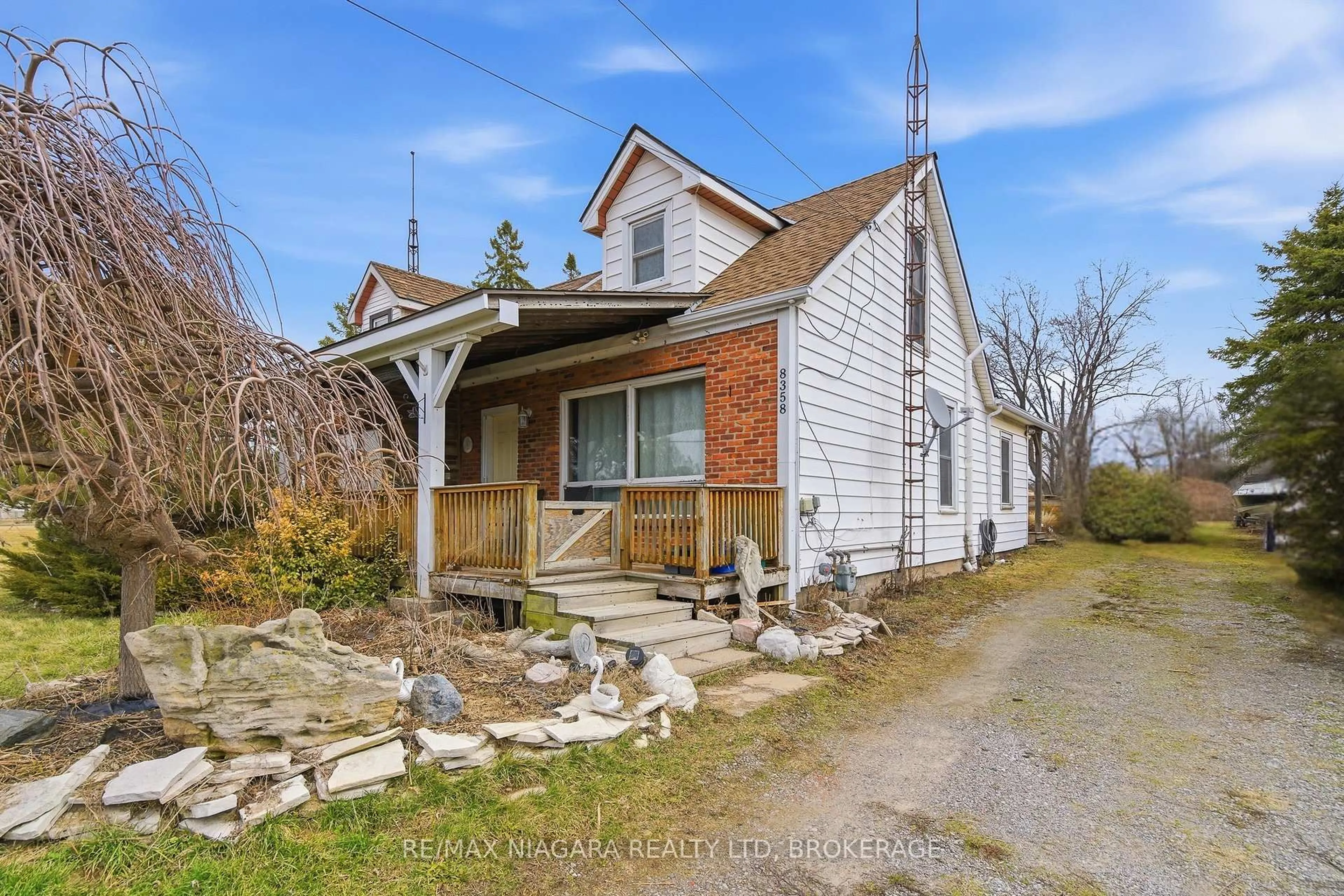 A pic from outside/outdoor area/front of a property/back of a property/a pic from drone, street for 8356 Oakwood Dr, Niagara Falls Ontario L2E 6S5