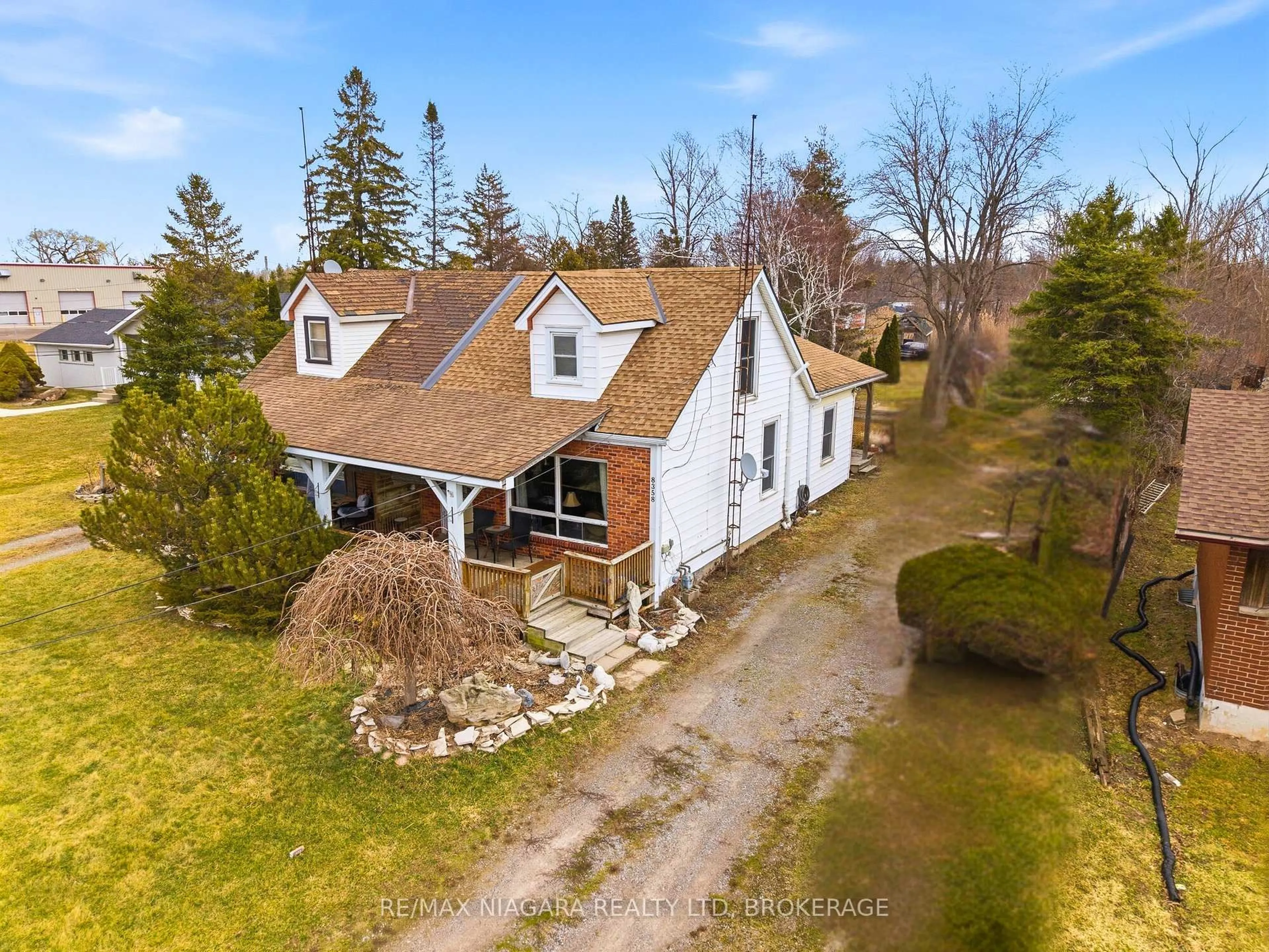 A pic from outside/outdoor area/front of a property/back of a property/a pic from drone, street for 8356 Oakwood Dr, Niagara Falls Ontario L2E 6S5