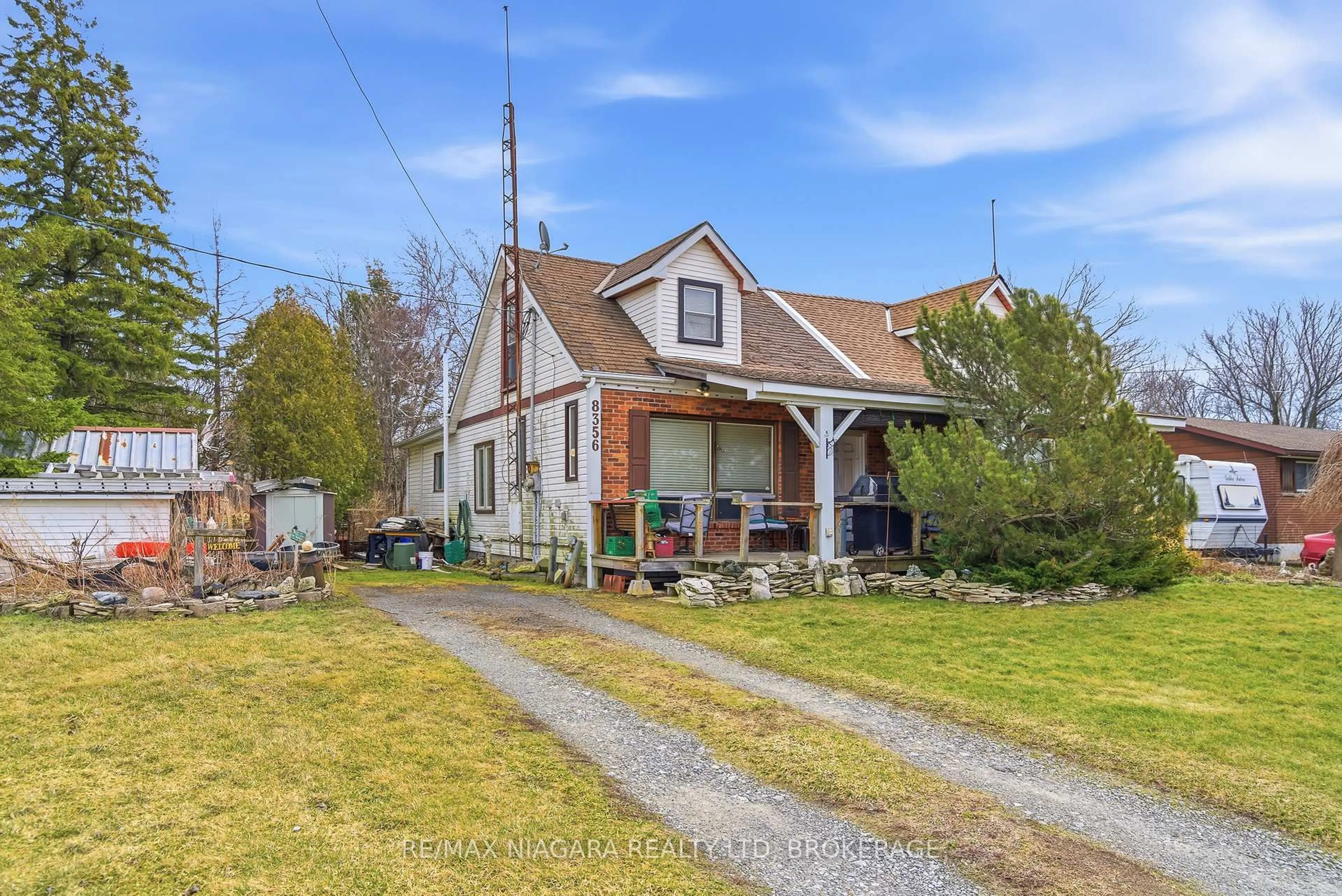 A pic from outside/outdoor area/front of a property/back of a property/a pic from drone, street for 8356 Oakwood Dr, Niagara Falls Ontario L2E 6S5