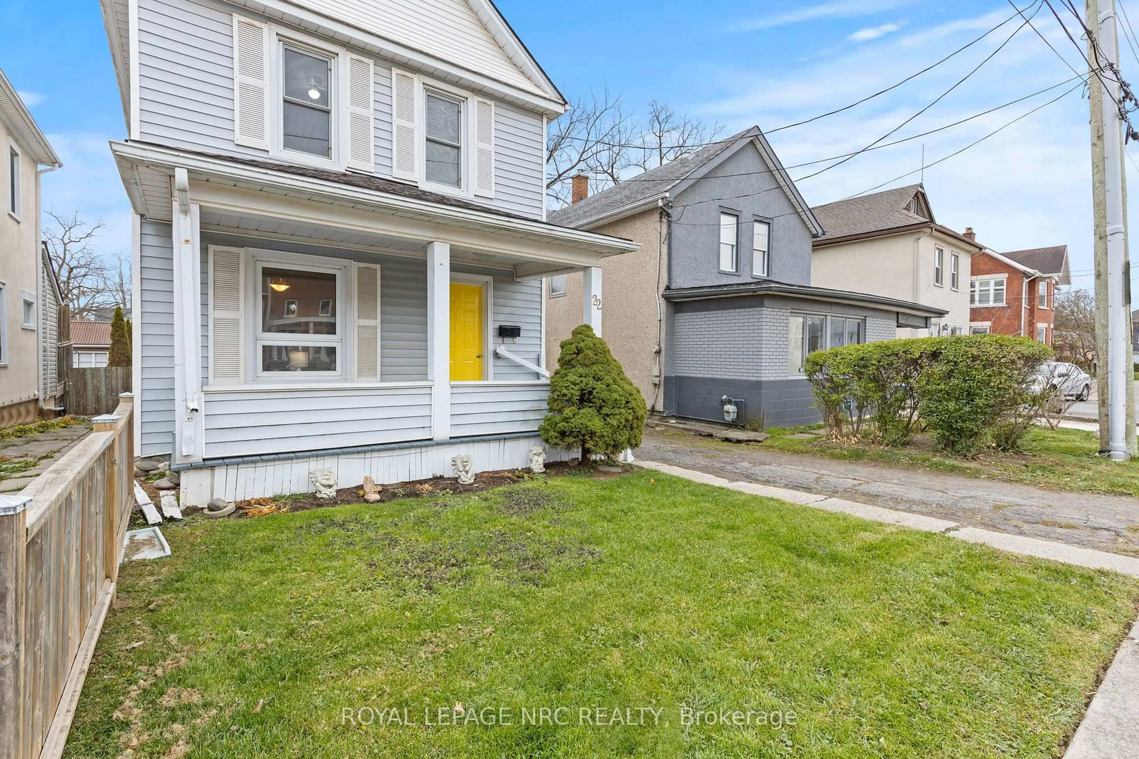 Home with vinyl exterior material, street for 22 Denistoun St, Welland Ontario L3C 1T9