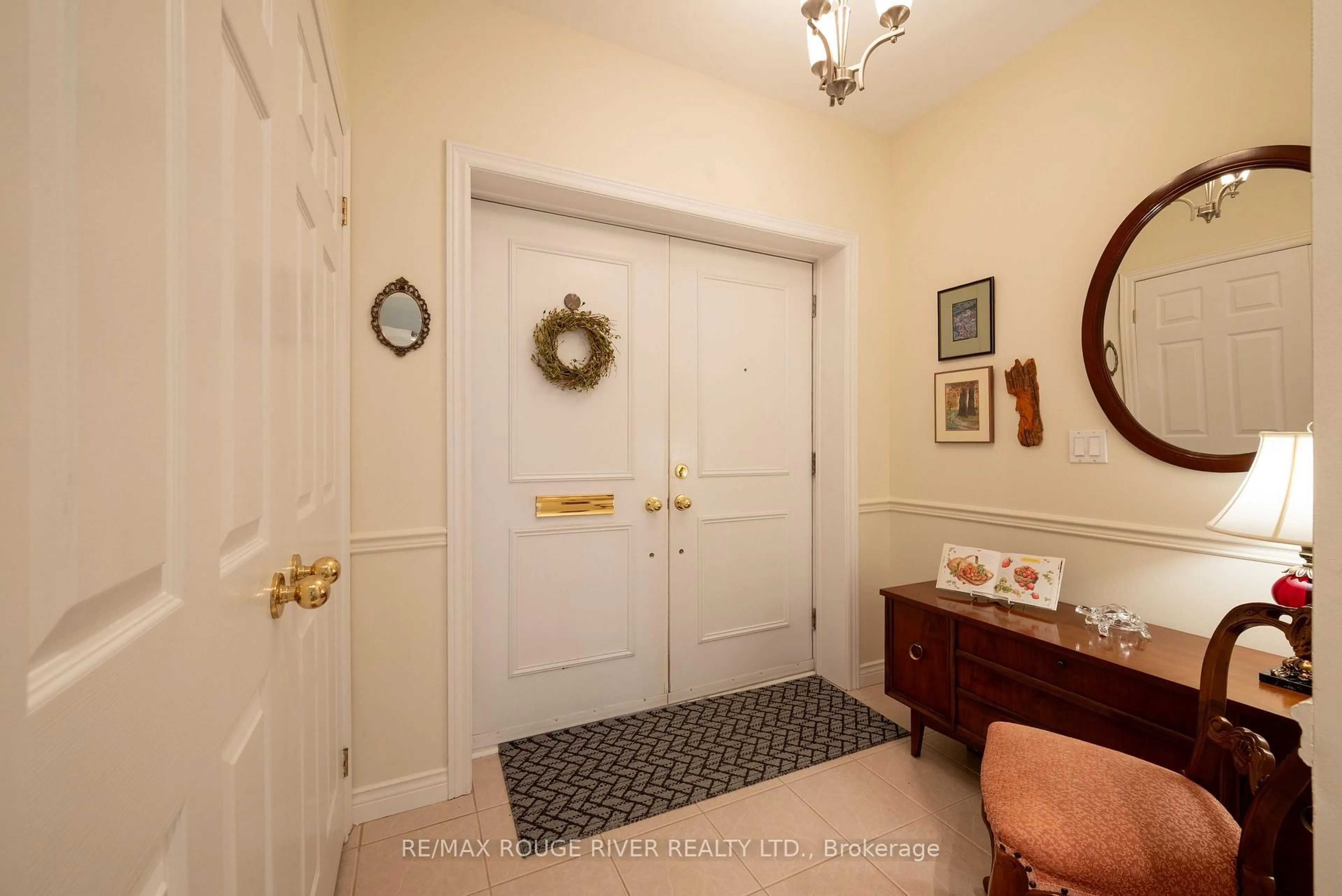 Indoor entryway for 96 MARIA'S Quay, Cobourg Ontario K9A 5R6