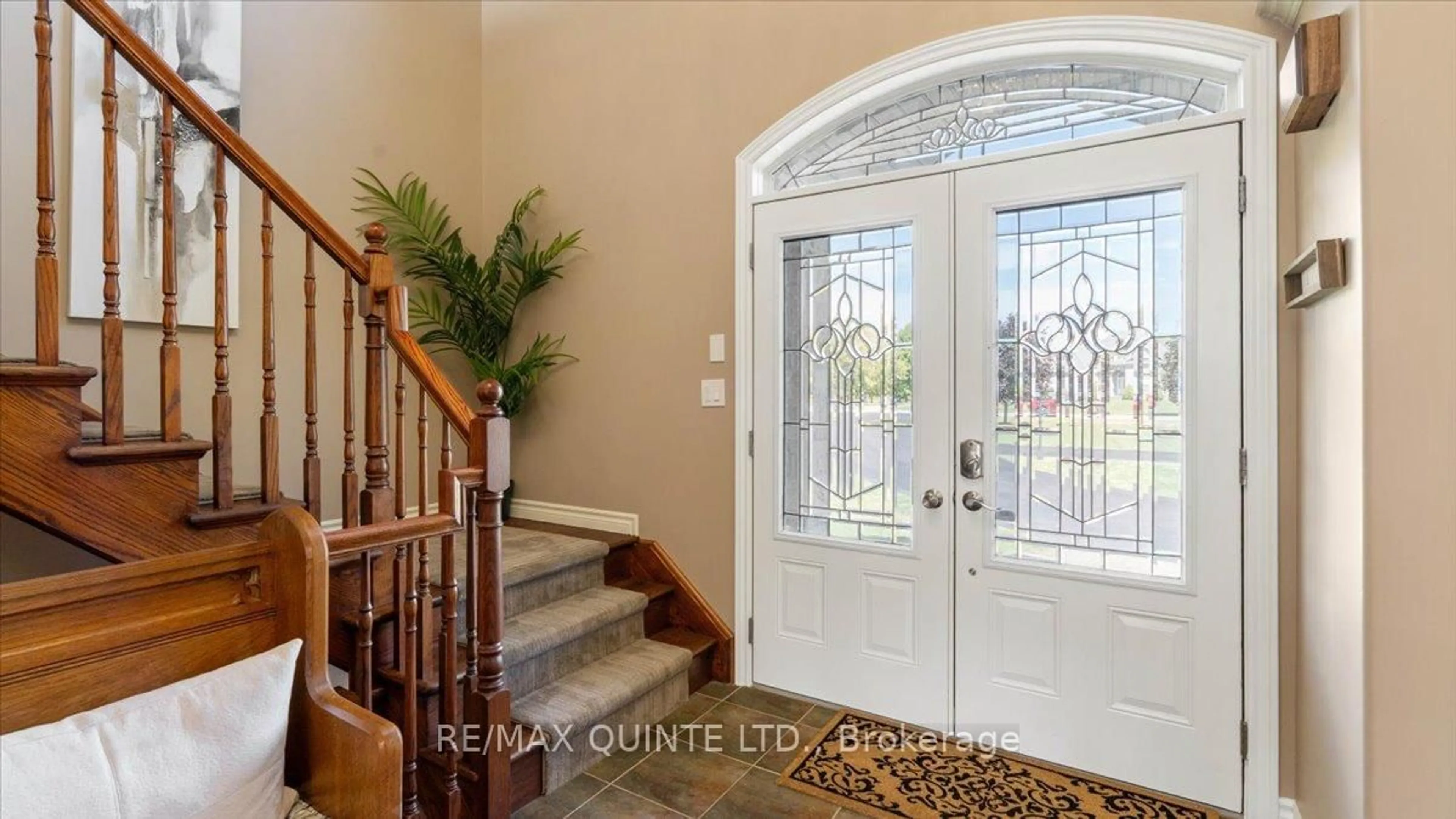 Indoor entryway for 39 Deerfield Crt, Prince Edward County Ontario K8N 4Z1