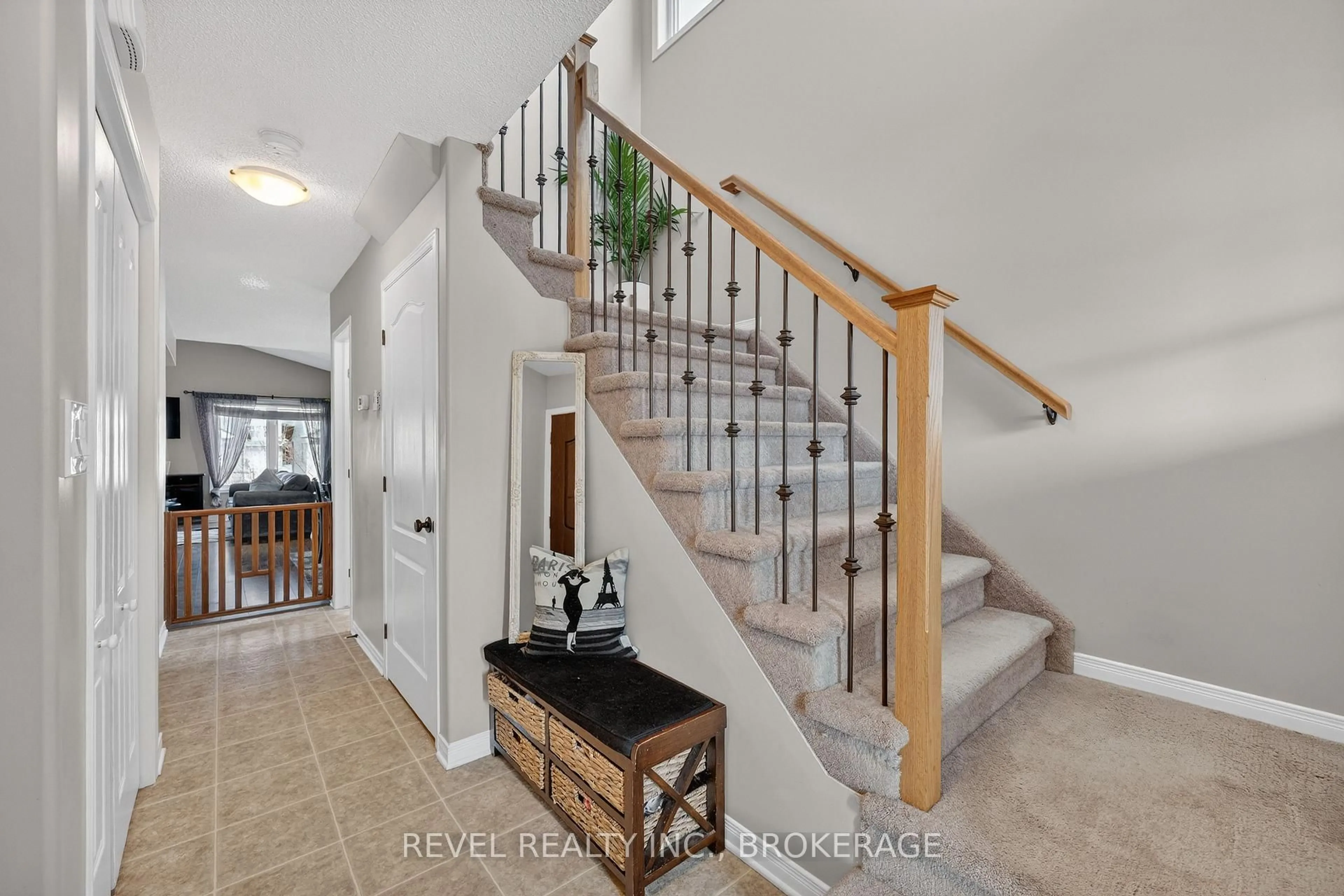 Indoor entryway for 1509 Crimson Cres, Kingston Ontario K7P 0H4