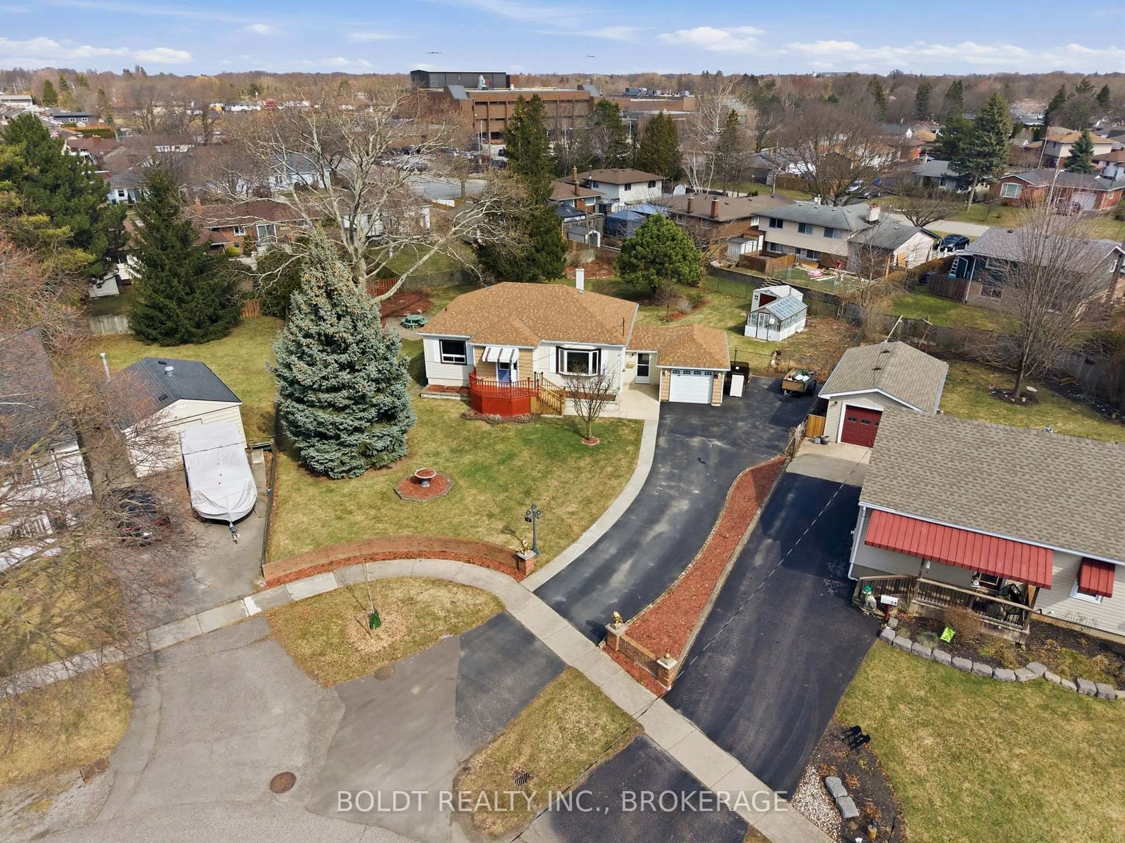A pic from outside/outdoor area/front of a property/back of a property/a pic from drone, street for 16 Grammar Ave, St. Catharines Ontario L2N 3L3