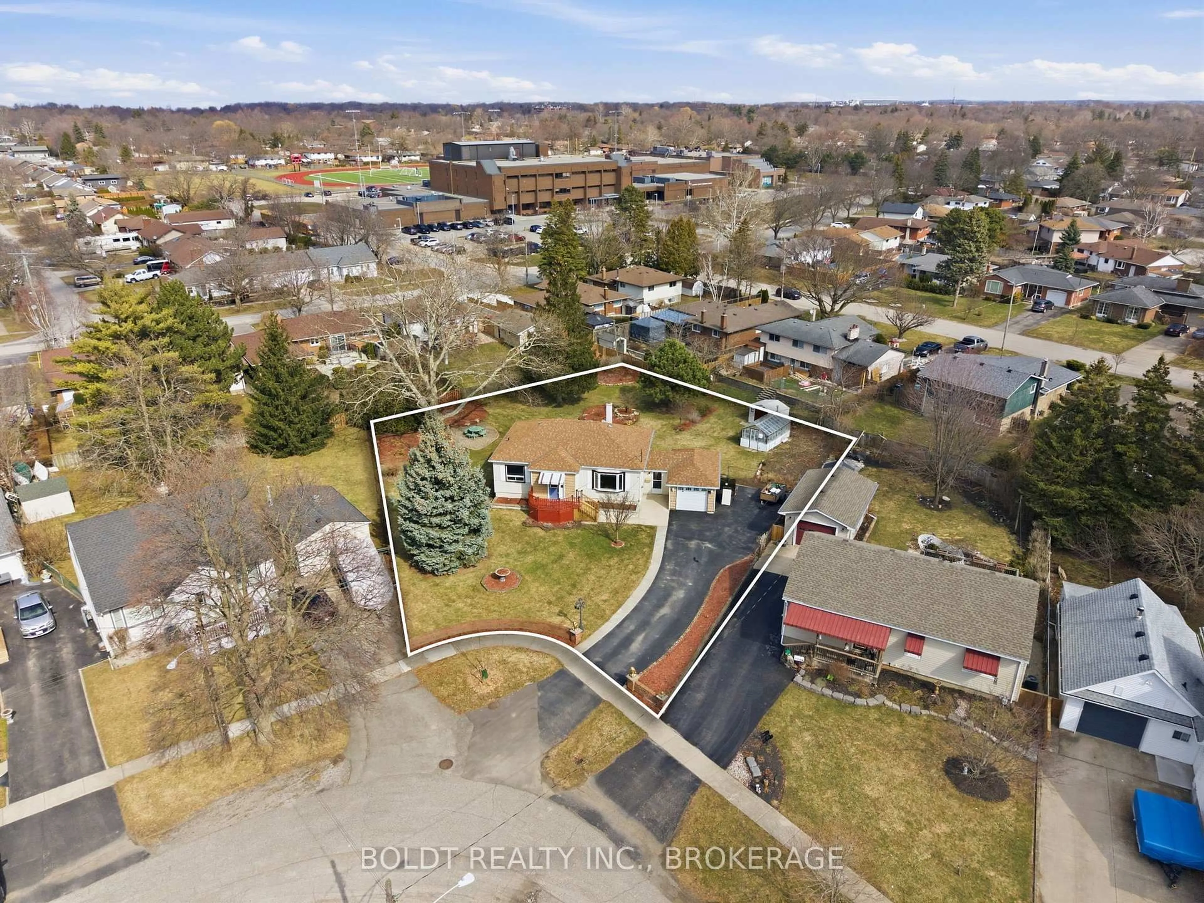 A pic from outside/outdoor area/front of a property/back of a property/a pic from drone, street for 16 Grammar Ave, St. Catharines Ontario L2N 3L3