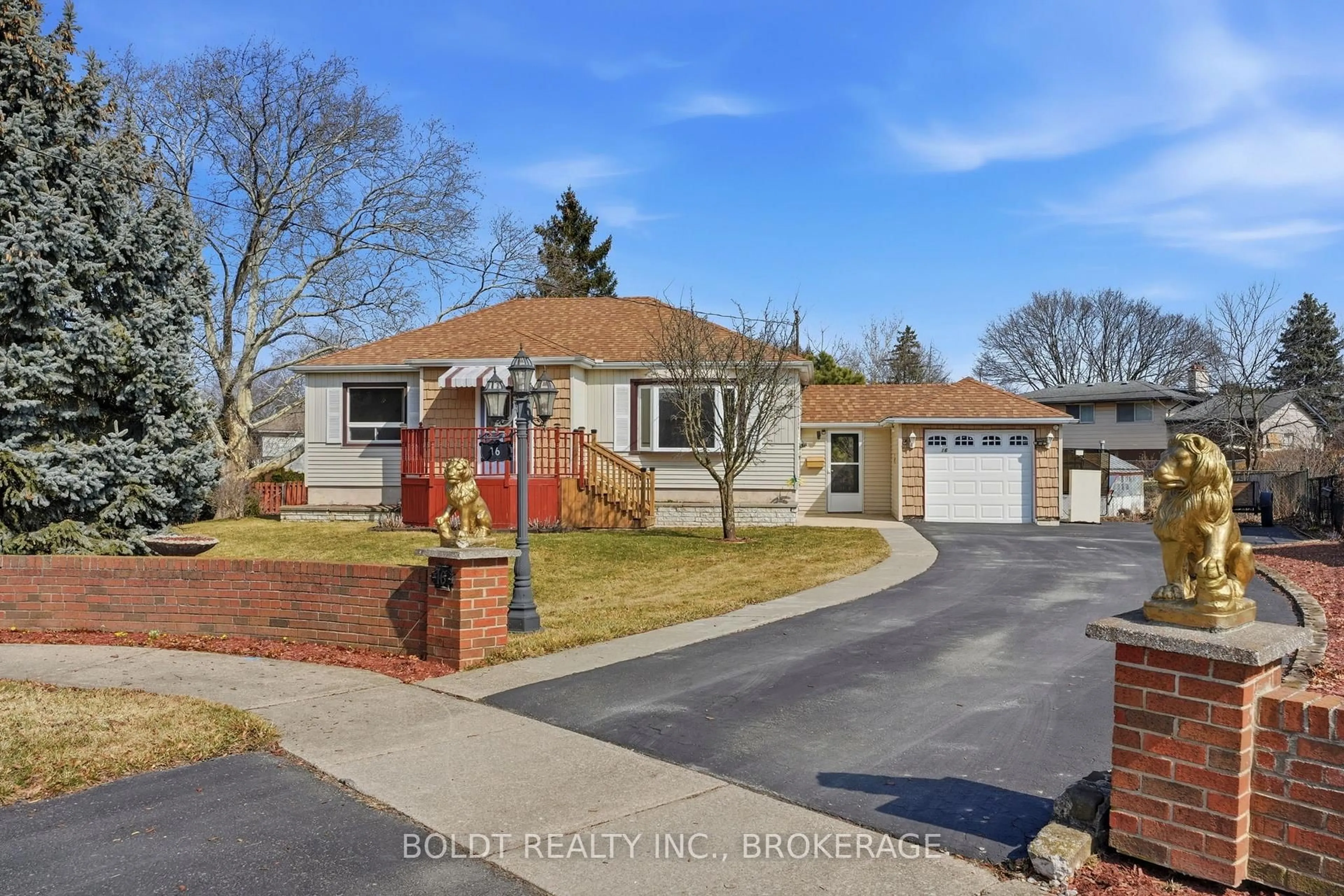 A pic from outside/outdoor area/front of a property/back of a property/a pic from drone, street for 16 Grammar Ave, St. Catharines Ontario L2N 3L3