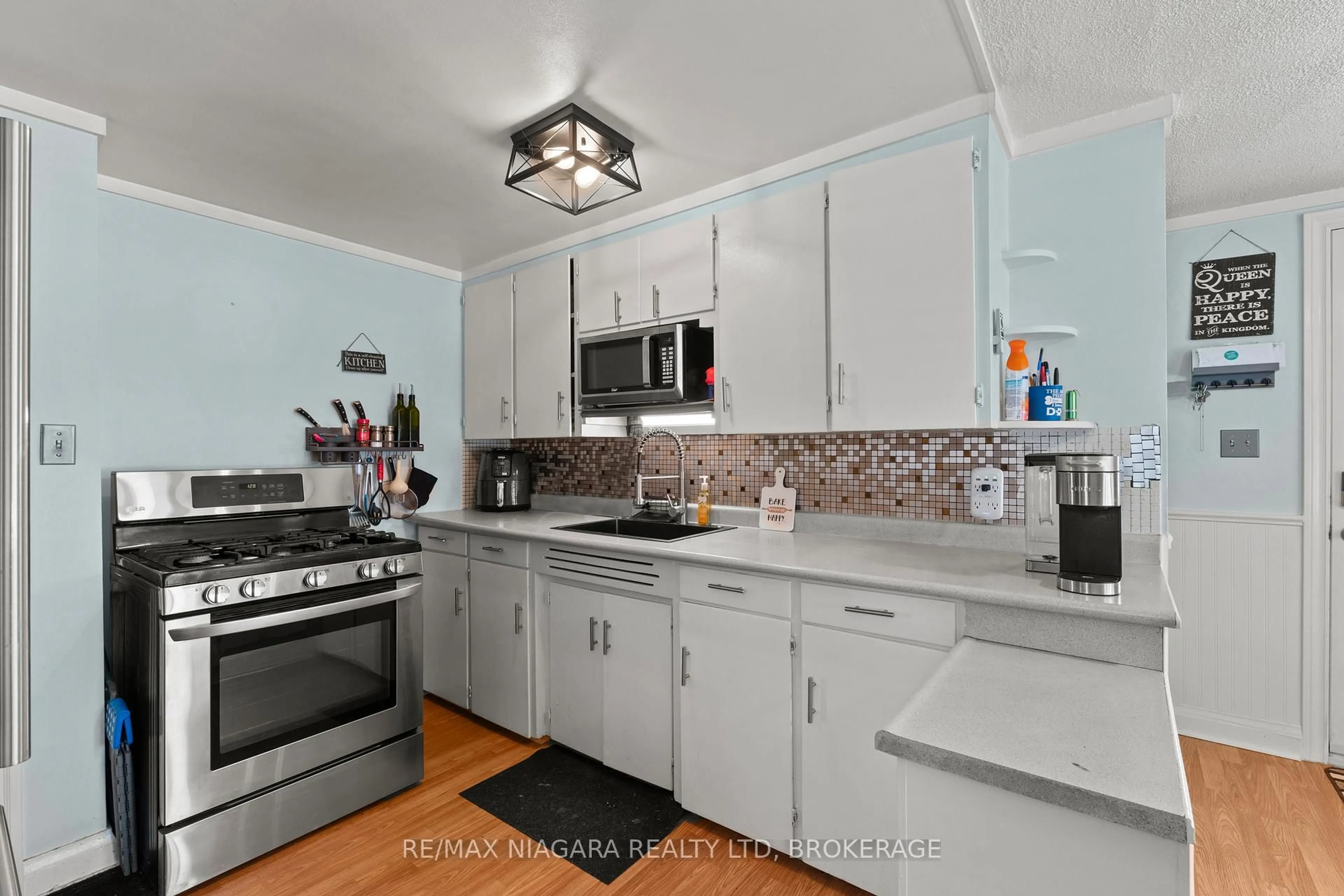 Standard kitchen, ceramic/tile floor for 58 Harold Ave, Welland Ontario L3B 1J5