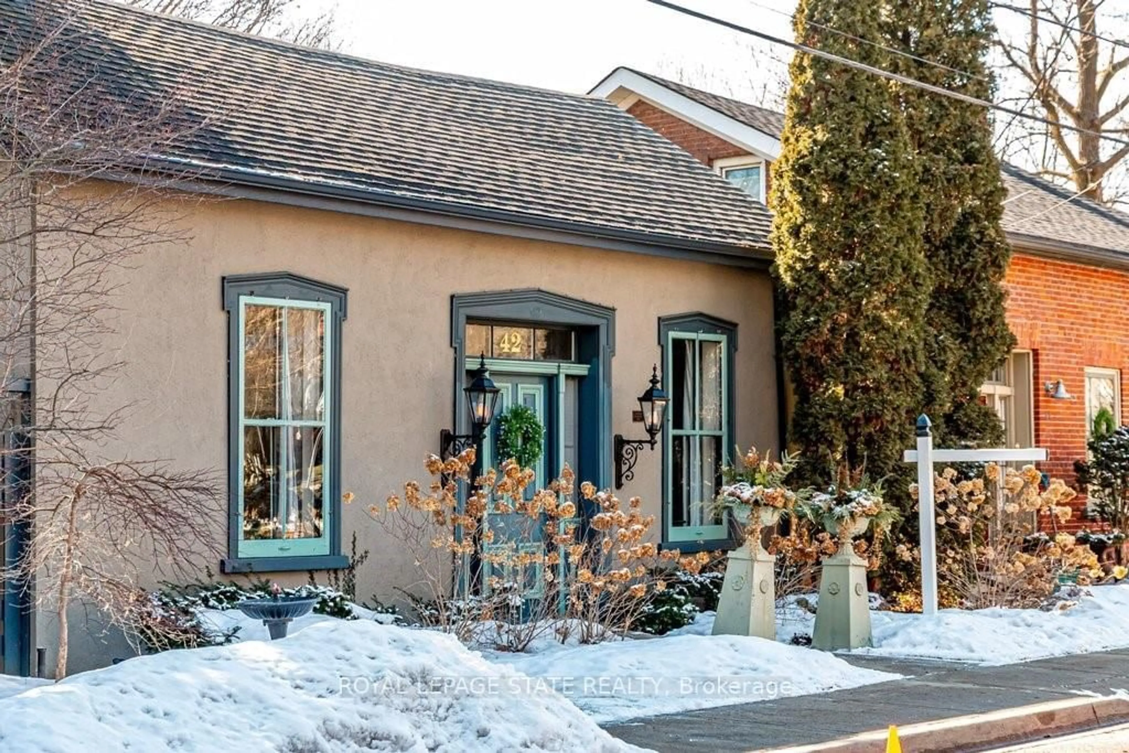 Patio, street for 42 Melville St, Hamilton Ontario L9H 1Z8