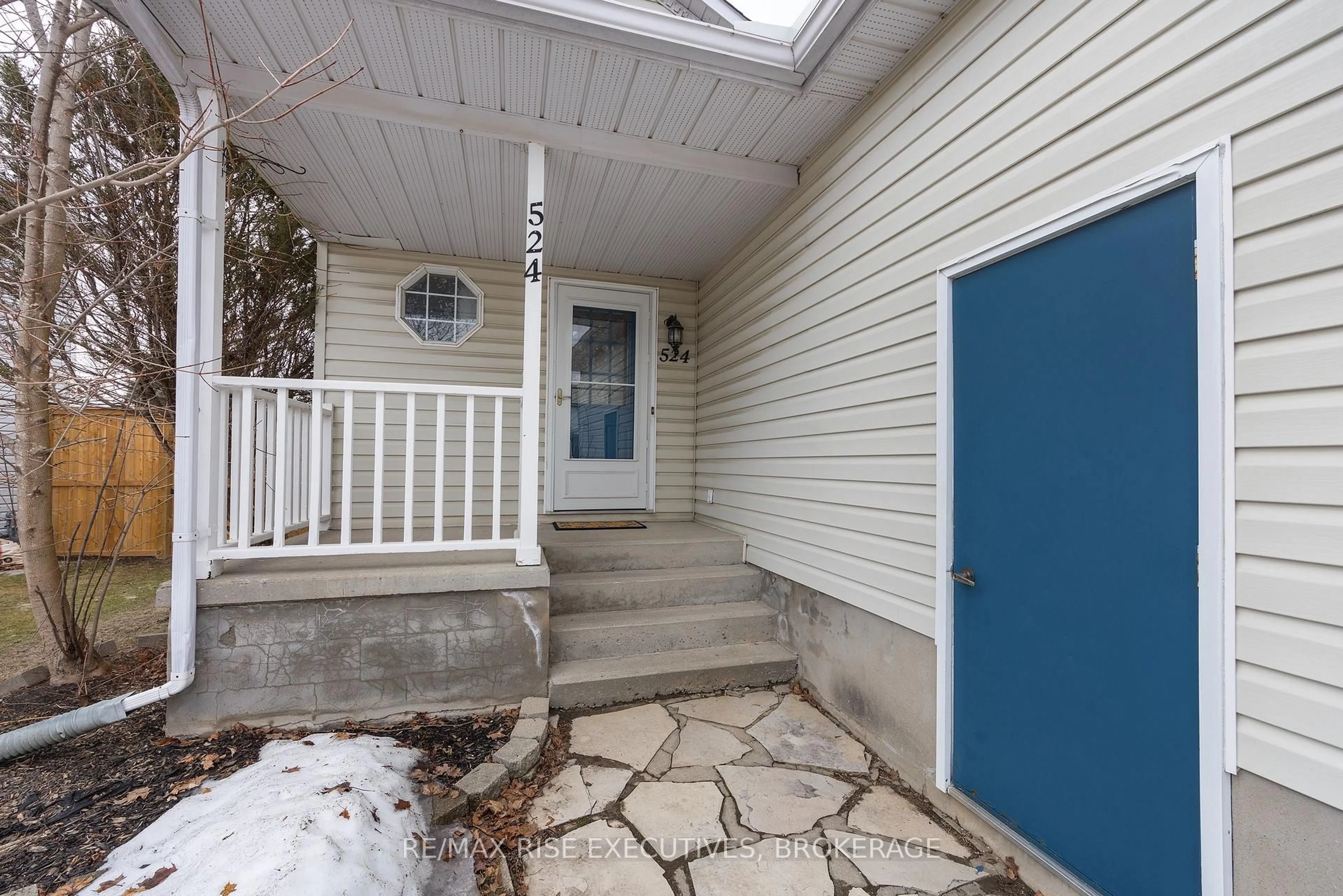 Indoor entryway for 524 Grandtrunk Ave, Kingston Ontario K7M 8P6