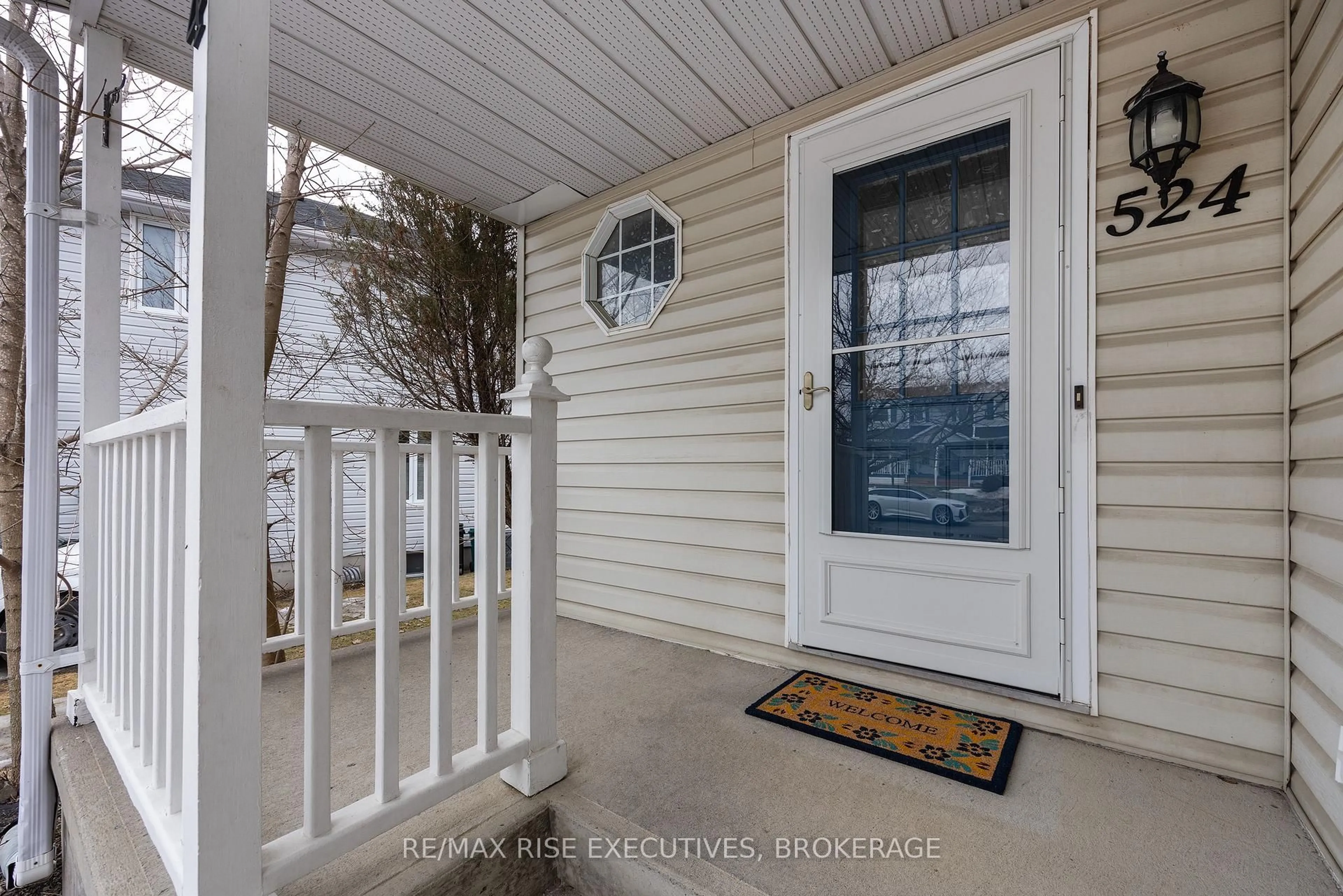 Indoor entryway for 524 Grandtrunk Ave, Kingston Ontario K7M 8P6