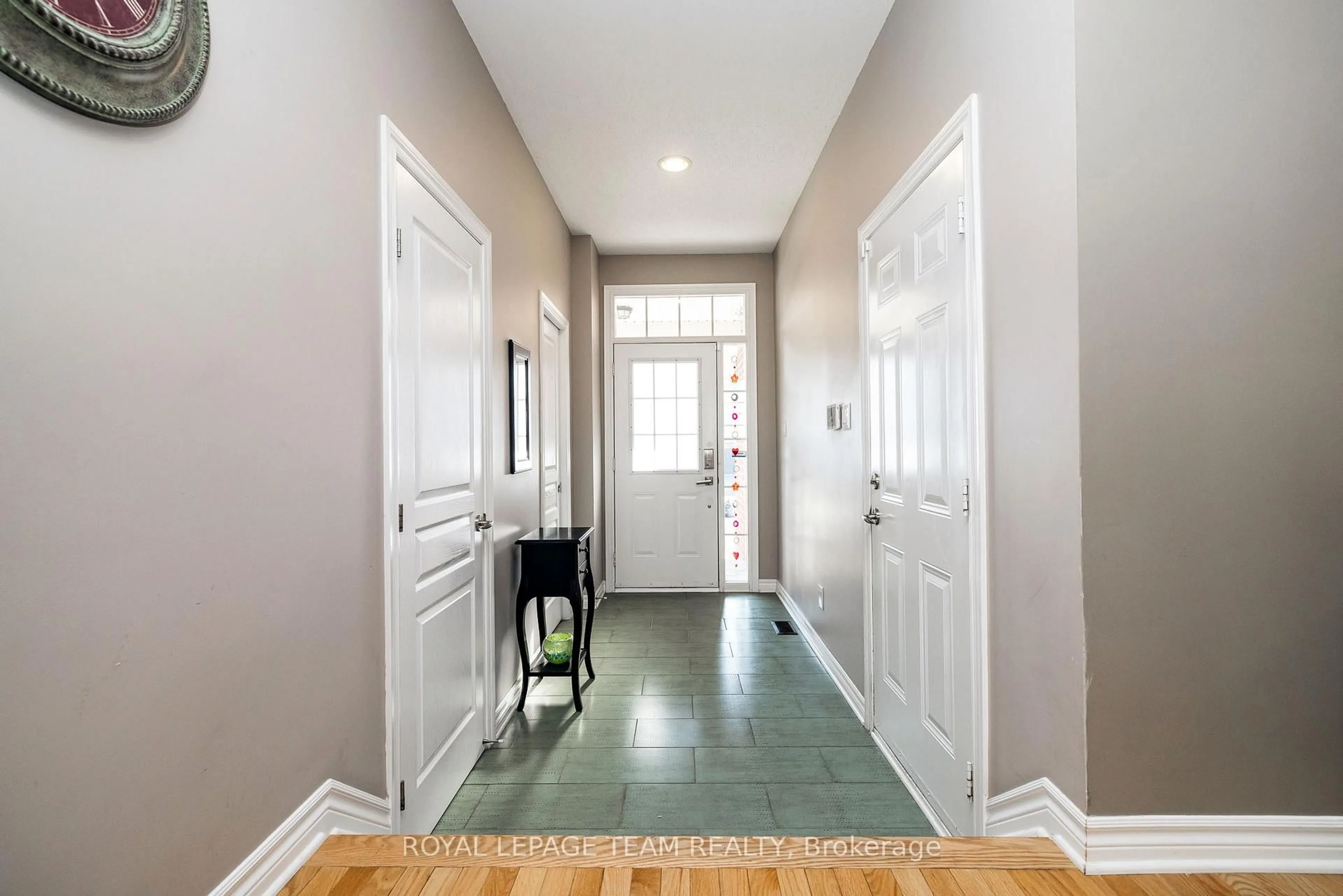 Indoor entryway for 542 Remnor Ave, Ottawa Ontario K2T 0A5