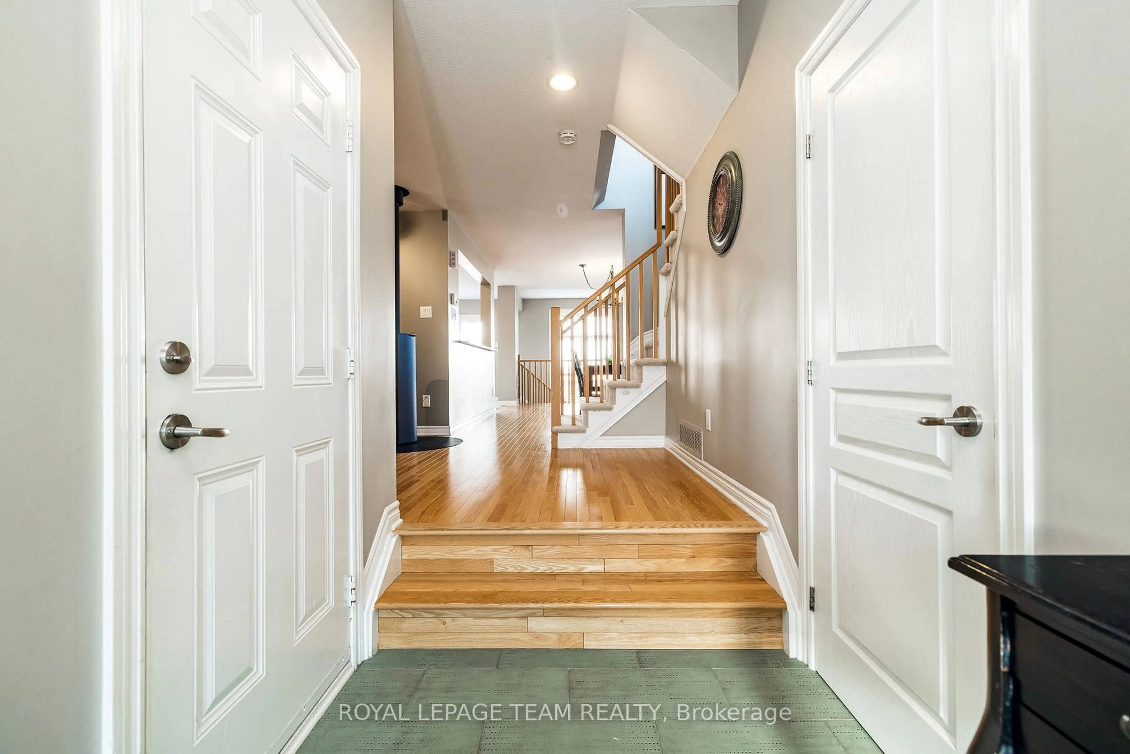 Indoor entryway for 542 Remnor Ave, Ottawa Ontario K2T 0A5