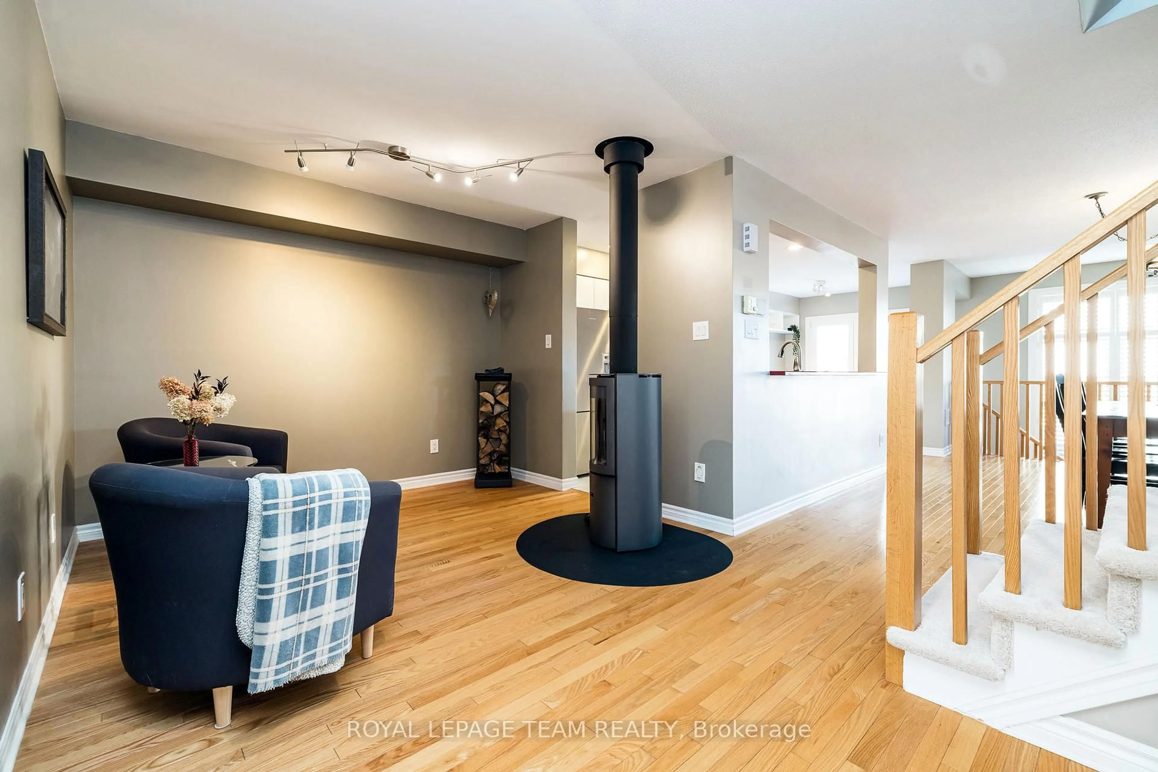 Indoor foyer for 542 Remnor Ave, Ottawa Ontario K2T 0A5