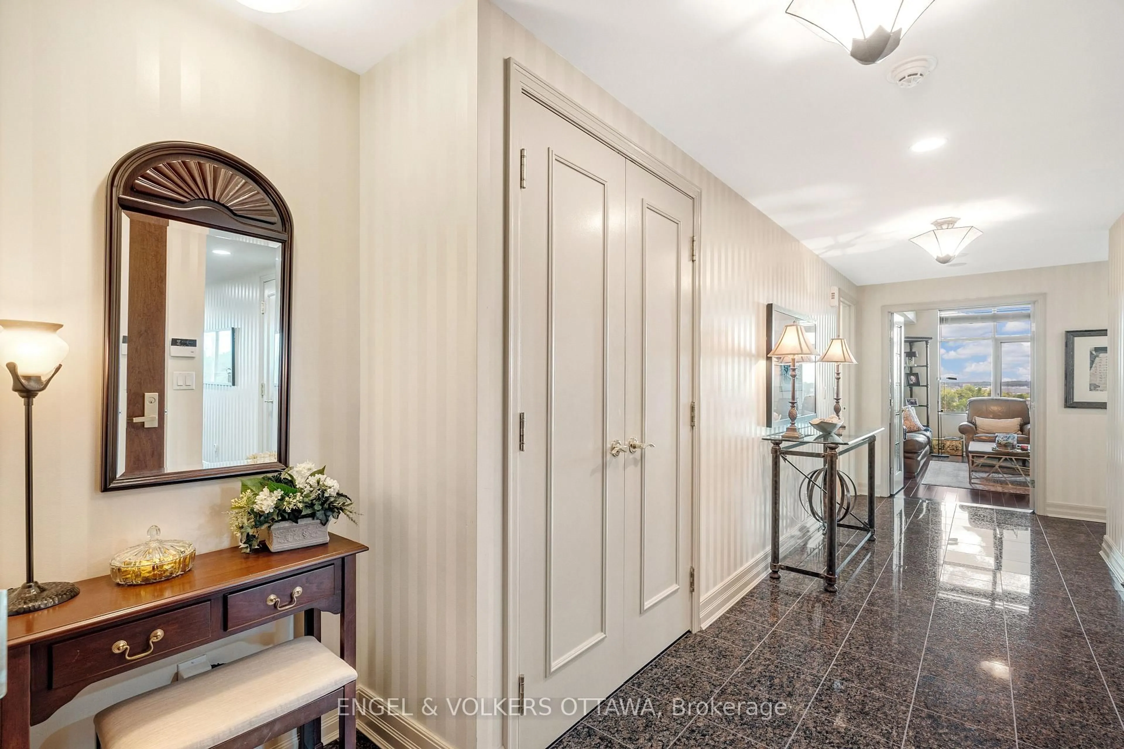 Indoor entryway for 3590 Rivergate Way #903, Ottawa Ontario K1V 1V6