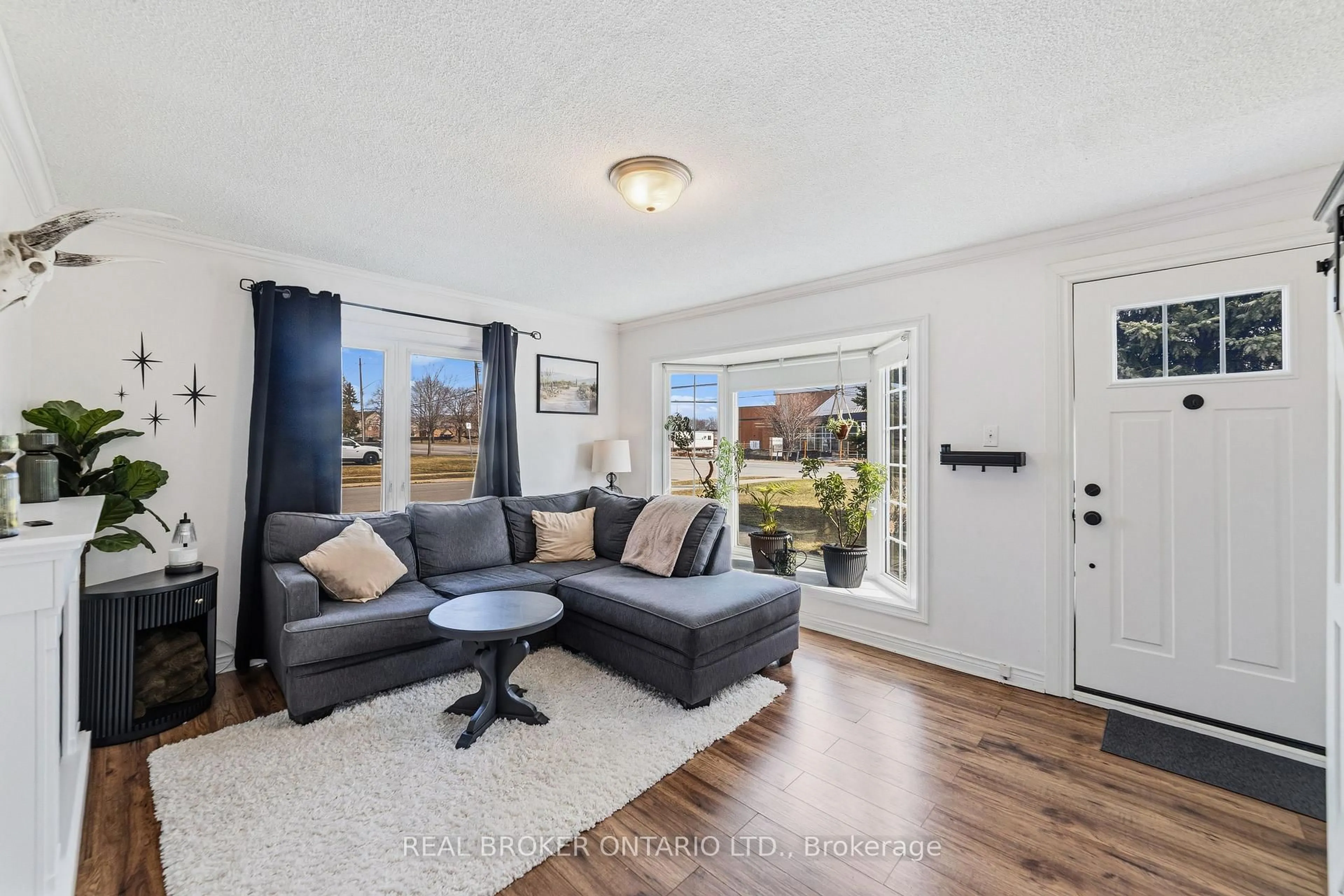 Living room with furniture, unknown for 1378 Upper Wellington St, Hamilton Ontario L9A 3S9