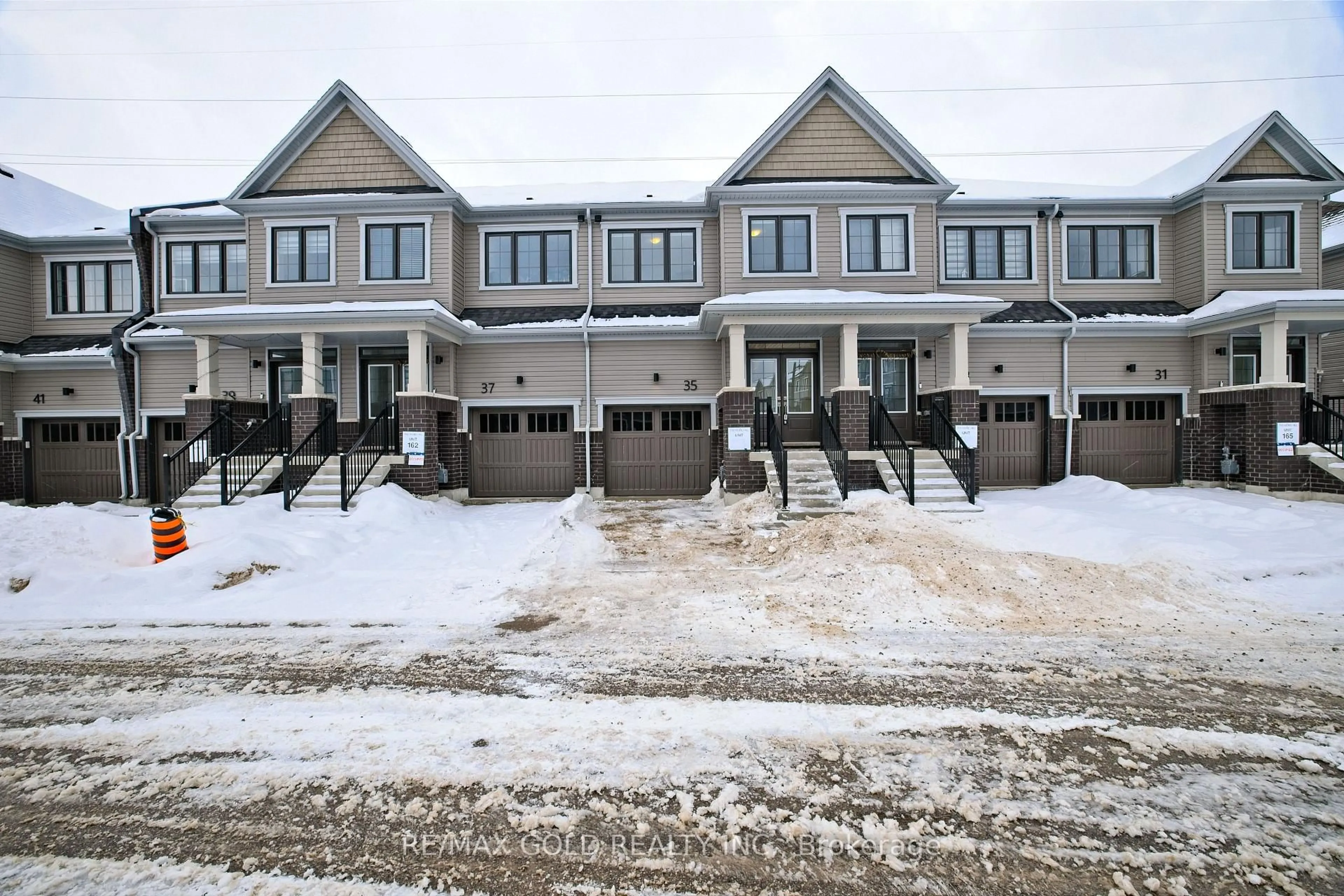 A pic from outside/outdoor area/front of a property/back of a property/a pic from drone, street for 35 Radium Common, Cambridge Ontario N1R 5S2