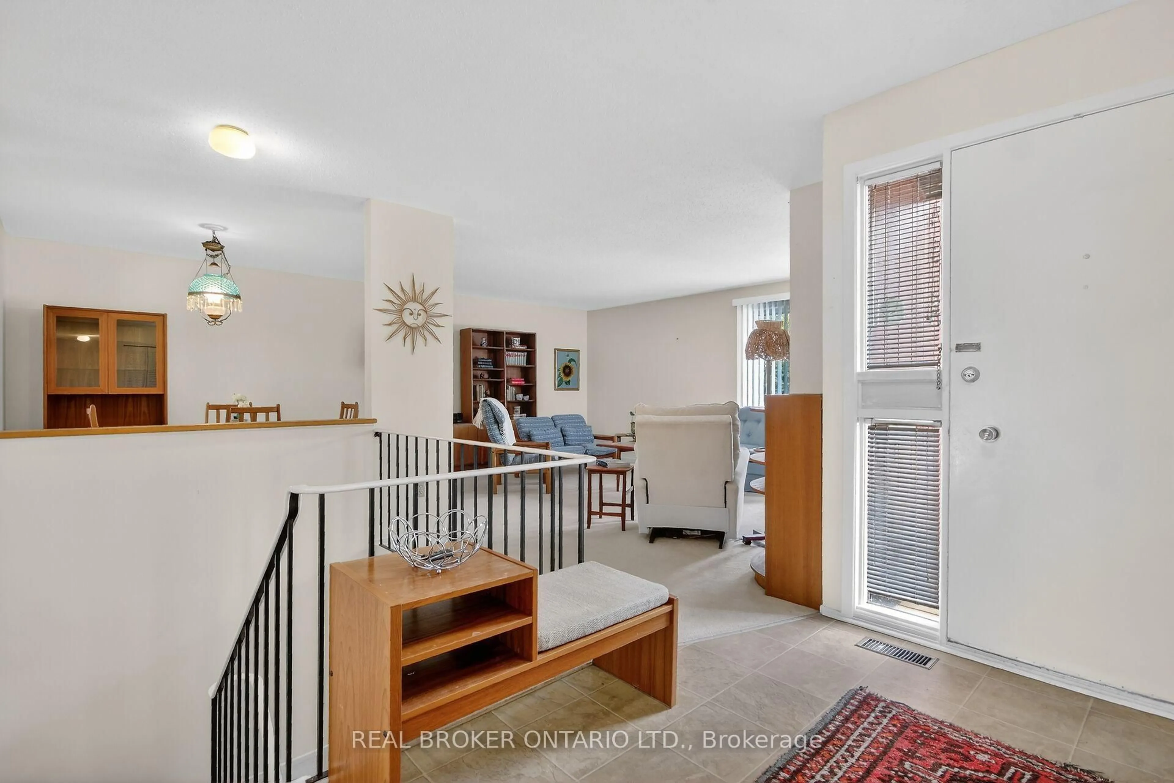 Indoor entryway for 10 Amundsen Cres, Ottawa Ontario K2L 1A7